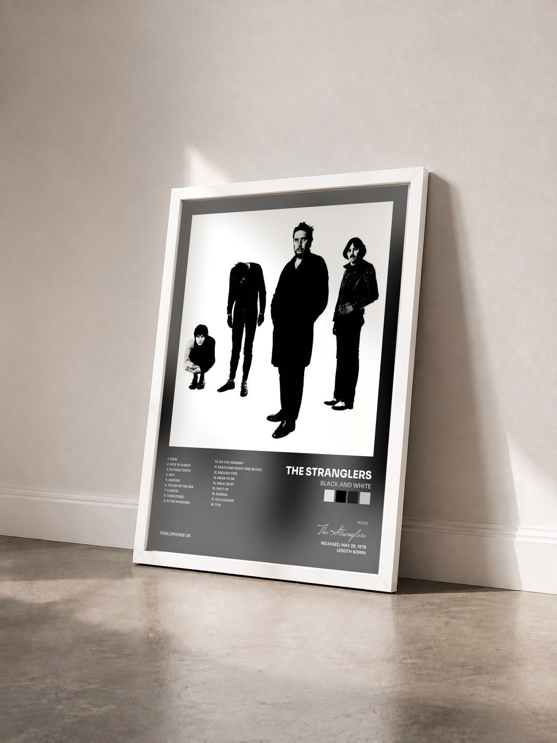 #blanc Tableau de l'album Black and White de The Stranglers vu de trois quarts, cadre blanc