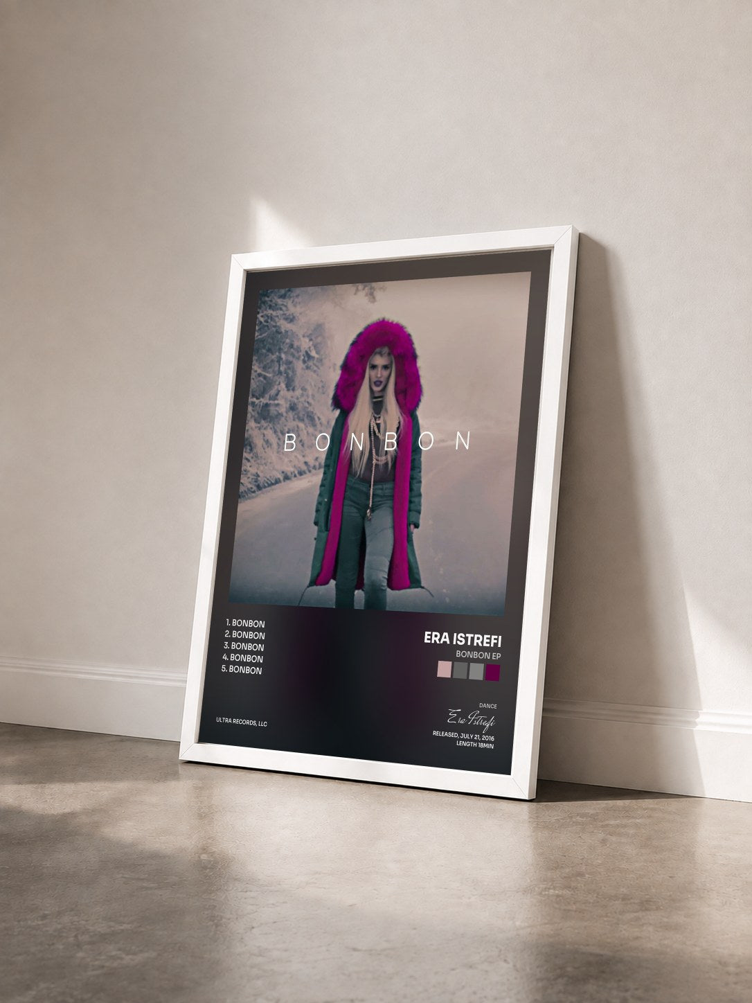#blanc Tableau de l'album Bonbon EP de Era Istrefi vu de trois quarts, cadre blanc