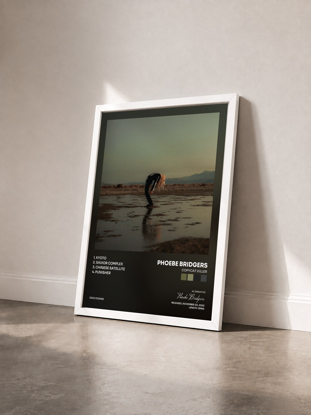 #blanc Tableau de l'album Copycat Killer de Phoebe Bridgers vu de trois quarts, cadre blanc