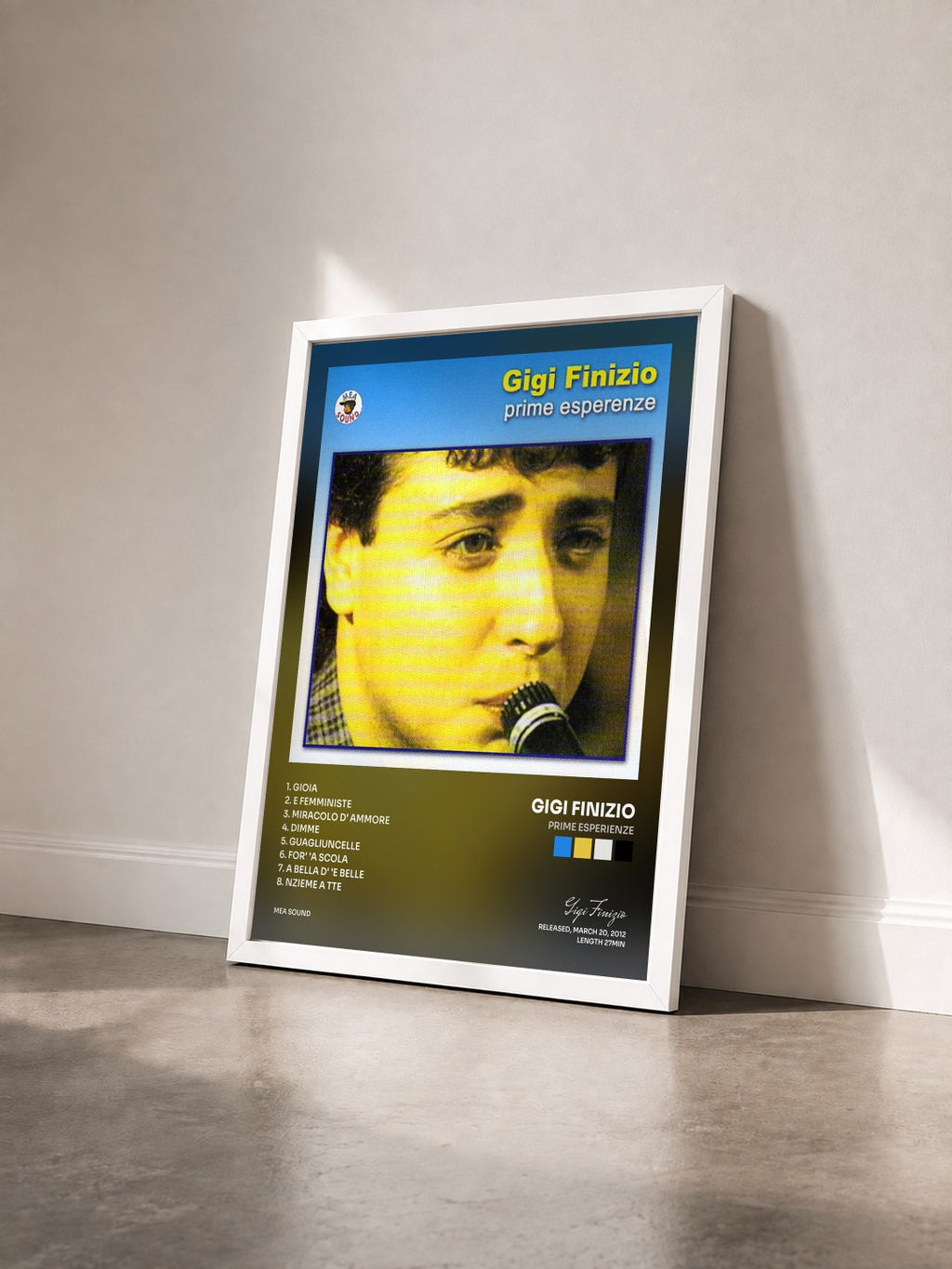 #blanc Tableau de l'album Prime esperienze de Gigi Finizio vu de trois quarts, cadre blanc