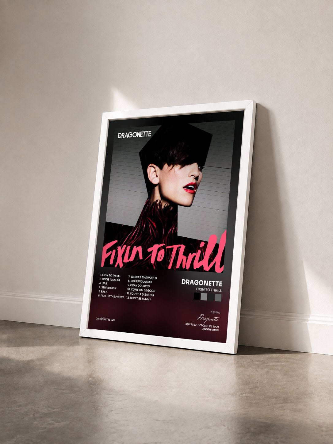 #blanc Tableau de l'album Fixin to Thrill de Dragonette vu de trois quarts, cadre blanc
