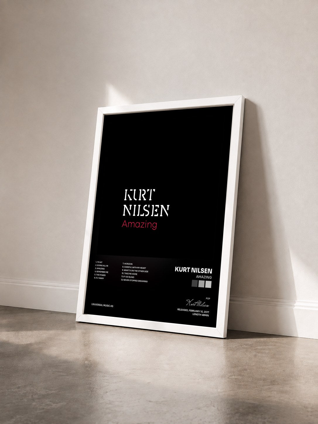 #blanc Tableau de l'album Amazing de Kurt Nilsen vu de trois quarts, cadre blanc