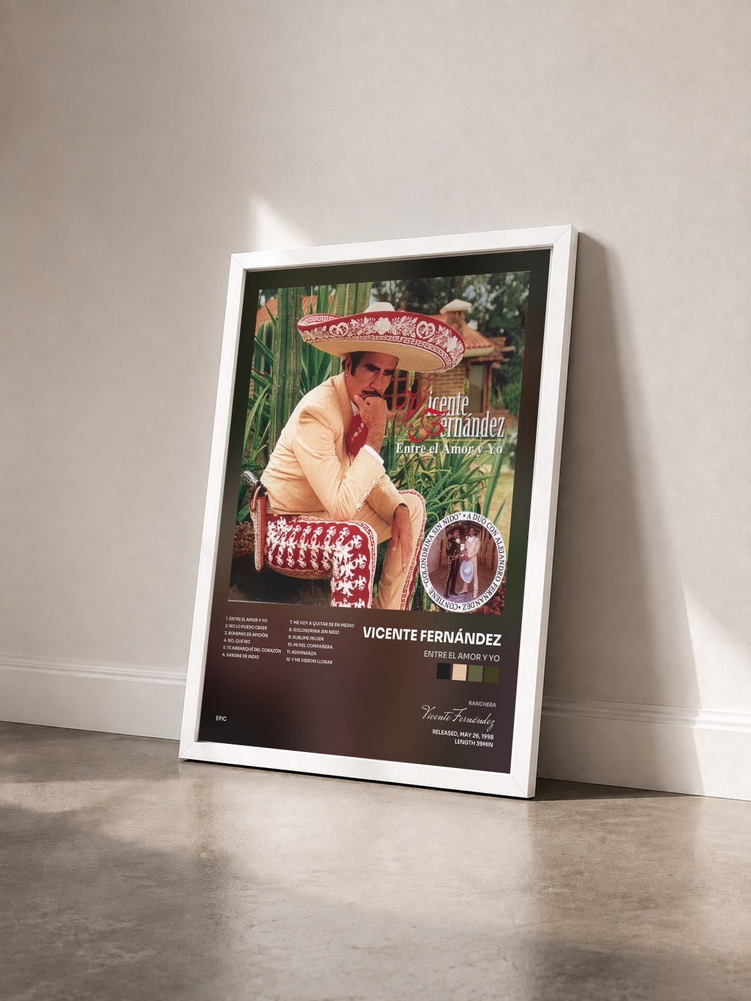 #blanc Tableau de l'album Entre El Amor Y Yo de Vicente Fernández vu de trois quarts, cadre blanc