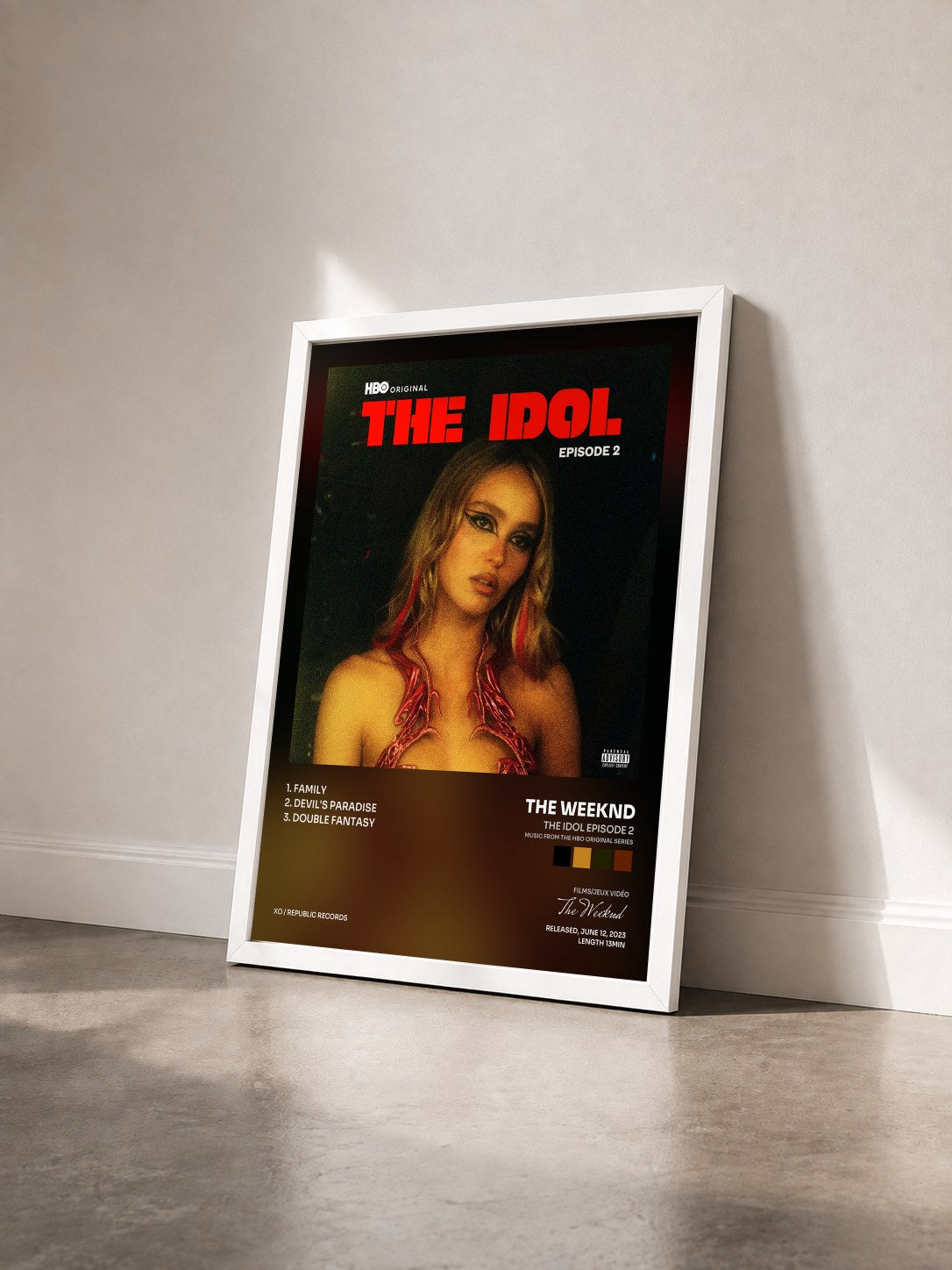 #blanc Tableau de l'album The Idol Episode 2 (Music from the HBO Original Series) de The Weeknd vu de trois quarts, cadre blanc
