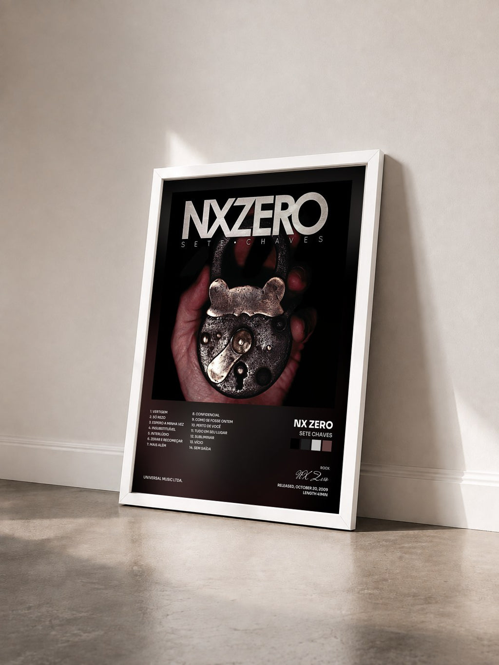 #blanc Tableau de l'album Sete Chaves de NX Zero vu de trois quarts, cadre blanc