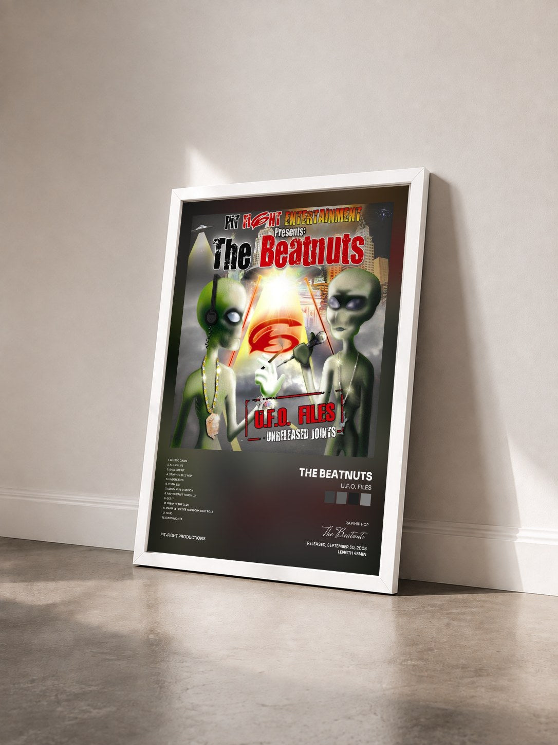 #blanc Tableau de l'album U.F.O. Files de The Beatnuts vu de trois quarts, cadre blanc