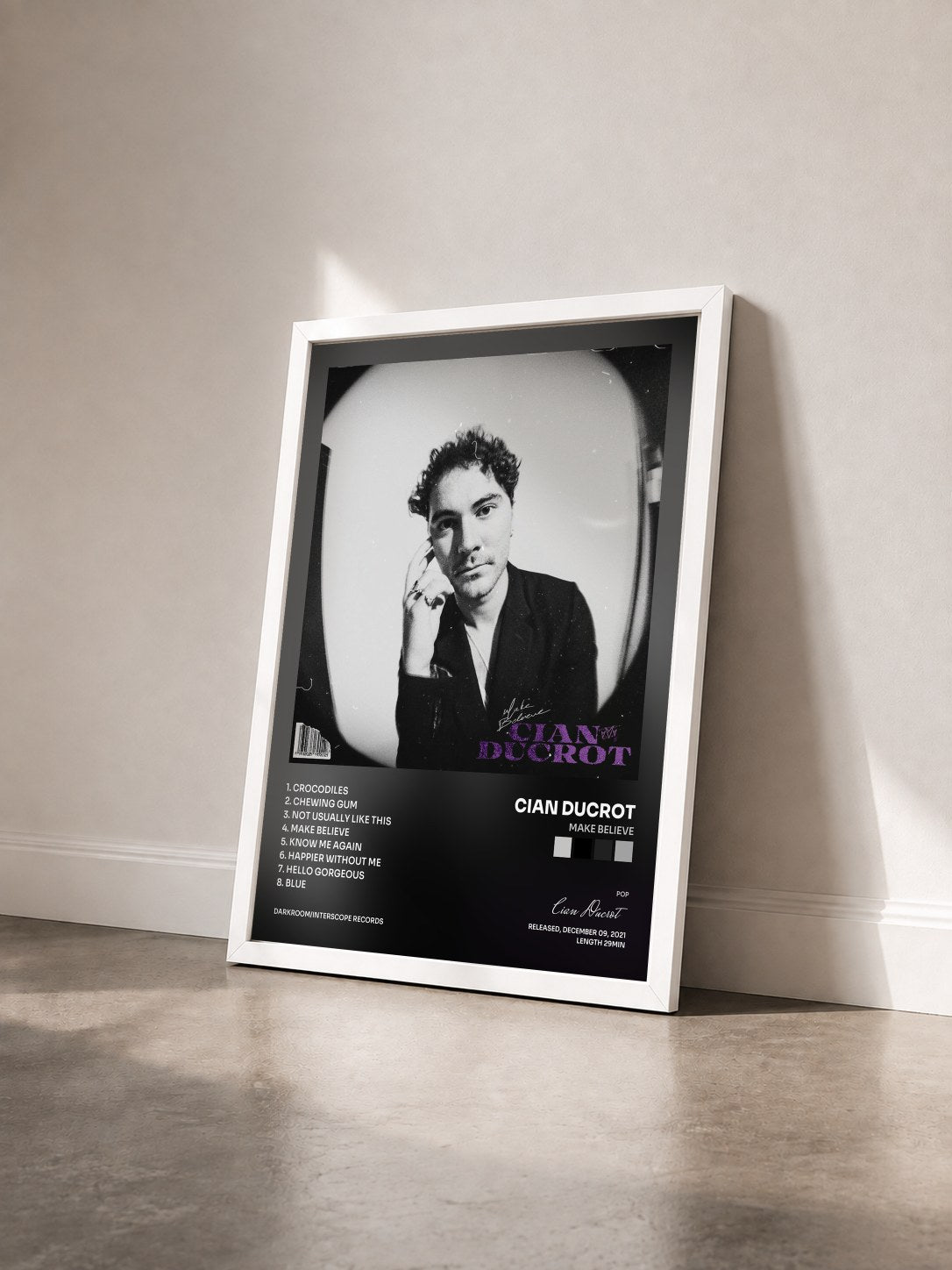 #blanc Tableau de l'album Make Believe de Cian Ducrot vu de trois quarts, cadre blanc