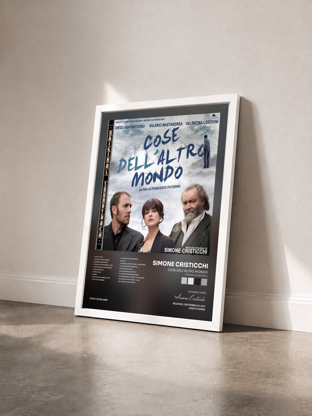 #blanc Tableau de l'album Cose dell'altro mondo (Original Soundtrack) de Simone Cristicchi vu de trois quarts, cadre blanc