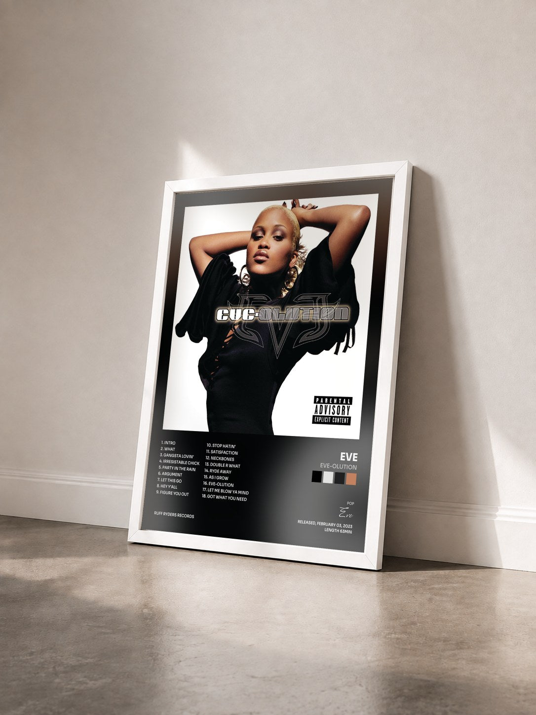 #blanc Tableau de l'album Eve-Olution de Eve vu de trois quarts, cadre blanc