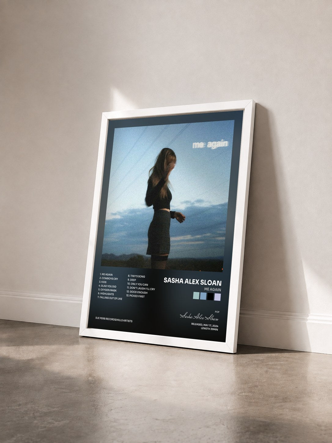#blanc Tableau de l'album Me Again de Sasha Alex Sloan vu de trois quarts, cadre blanc