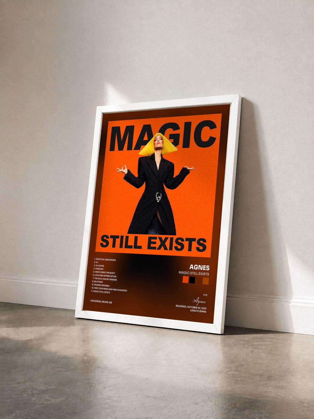 #blanc Tableau de l'album Magic Still Exists de Agnes vu de trois quarts, cadre blanc