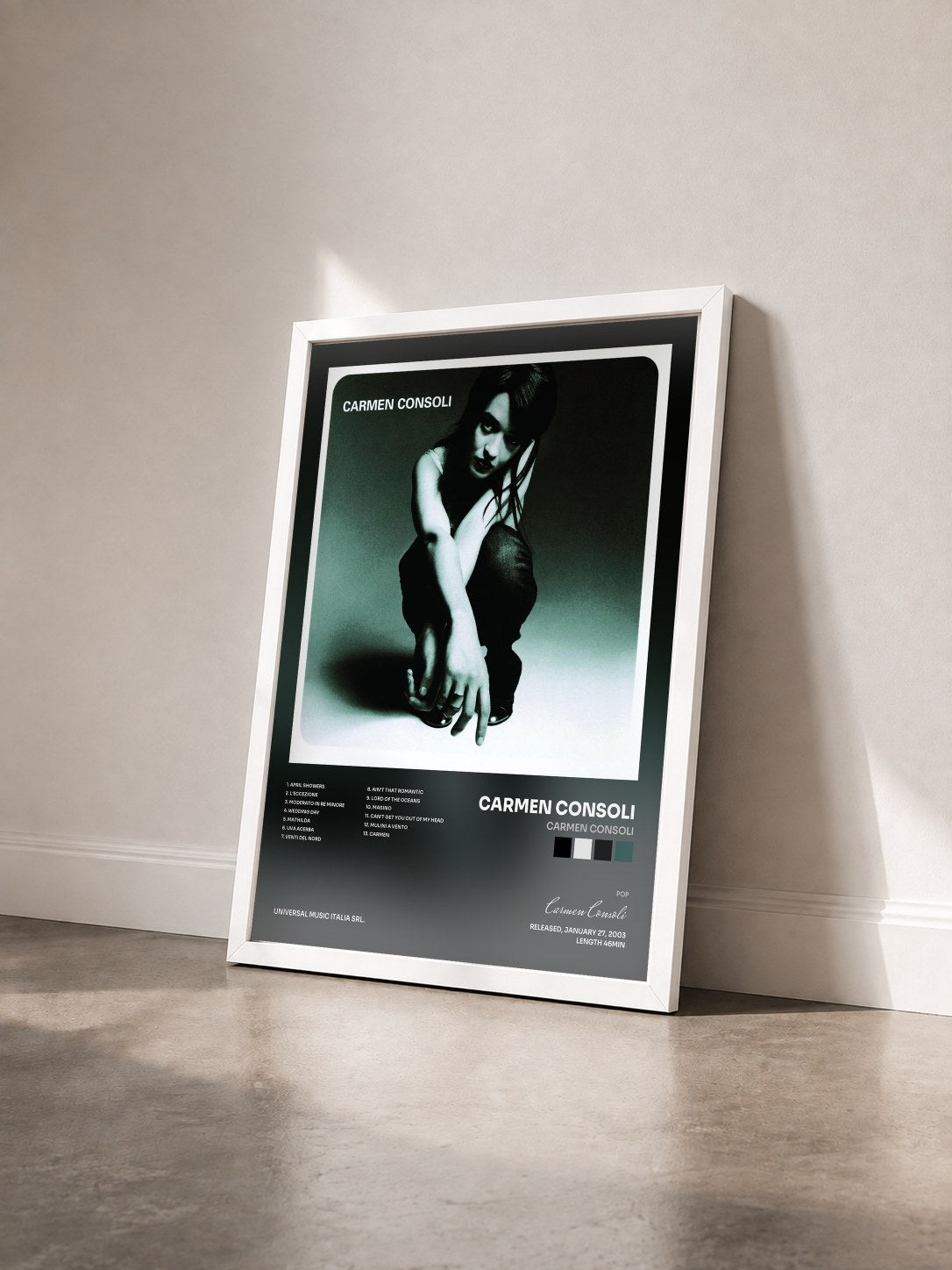 #blanc Tableau de l'album Carmen Consoli de Carmen Consoli vu de trois quarts, cadre blanc