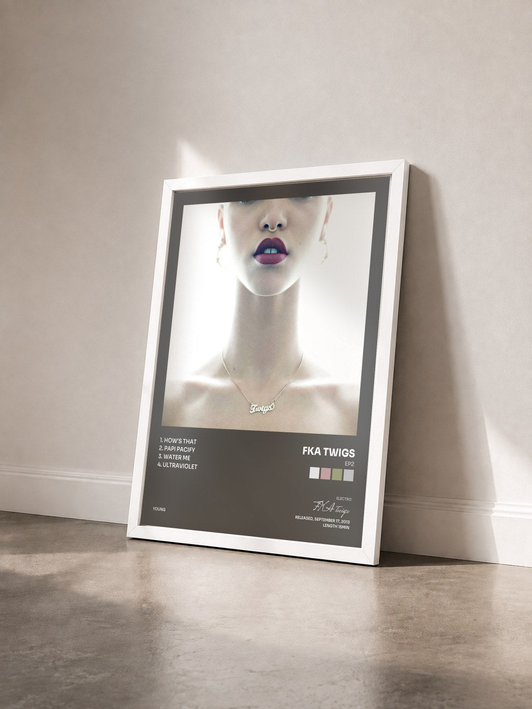 #blanc Tableau de l'album EP2 de FKA twigs vu de trois quarts, cadre blanc