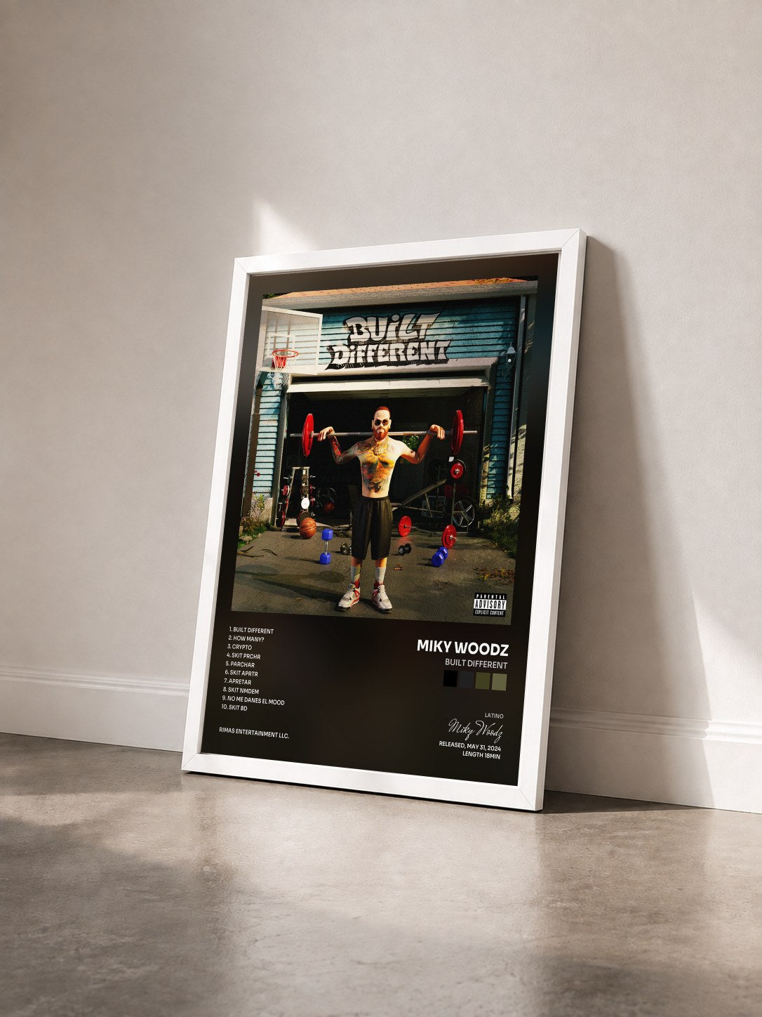 #blanc Tableau de l'album BUILT DIFFERENT de Miky Woodz vu de trois quarts, cadre blanc