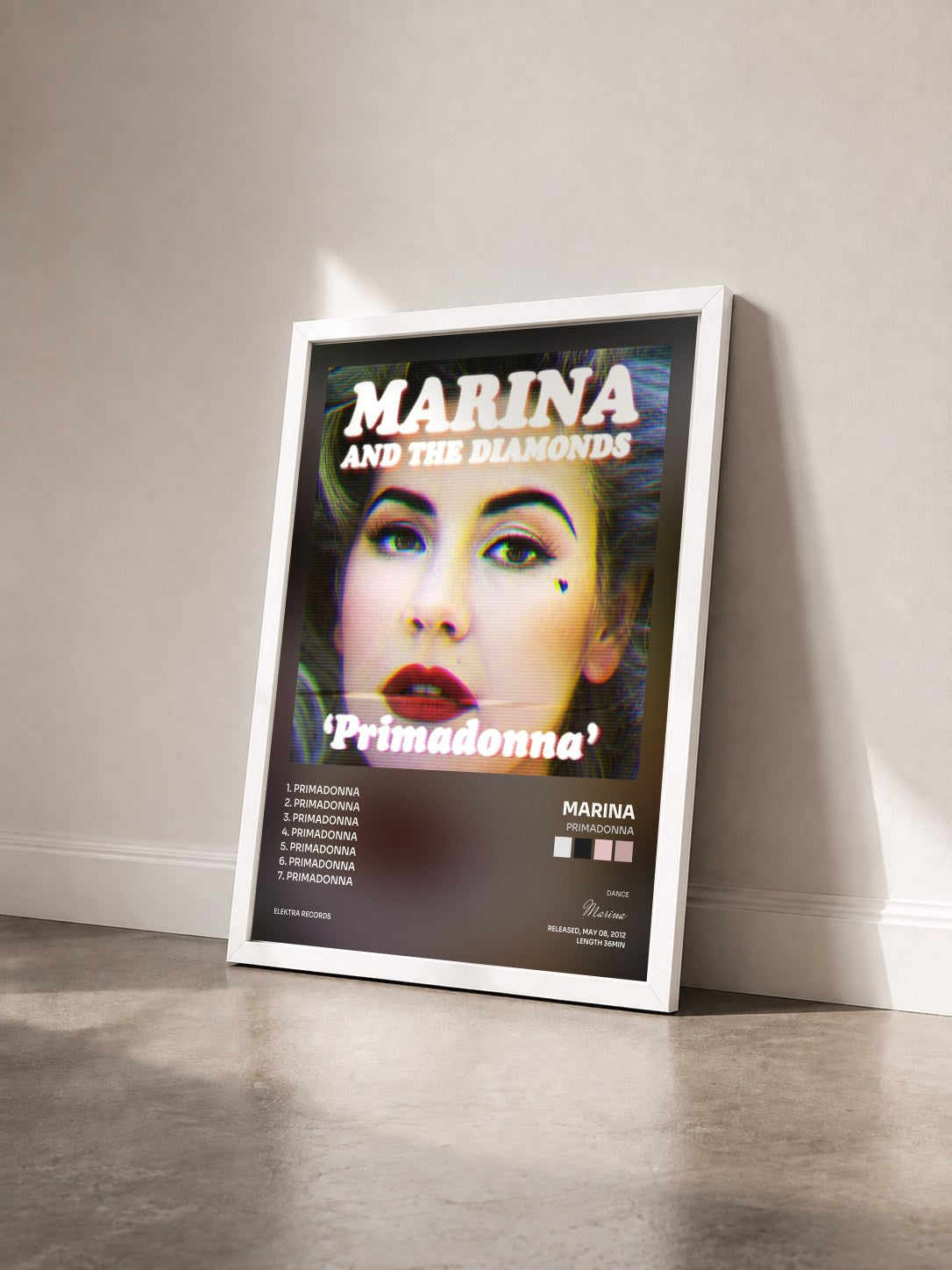 #blanc Tableau de l'album Primadonna de Marina vu de trois quarts, cadre blanc