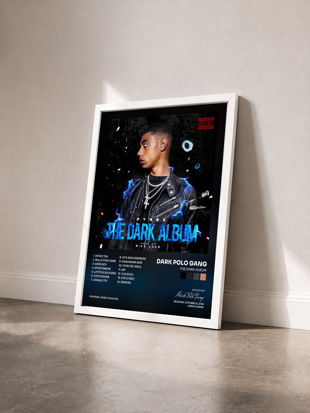 #blanc Tableau de l'album The Dark Album de Dark Polo Gang vu de trois quarts, cadre blanc