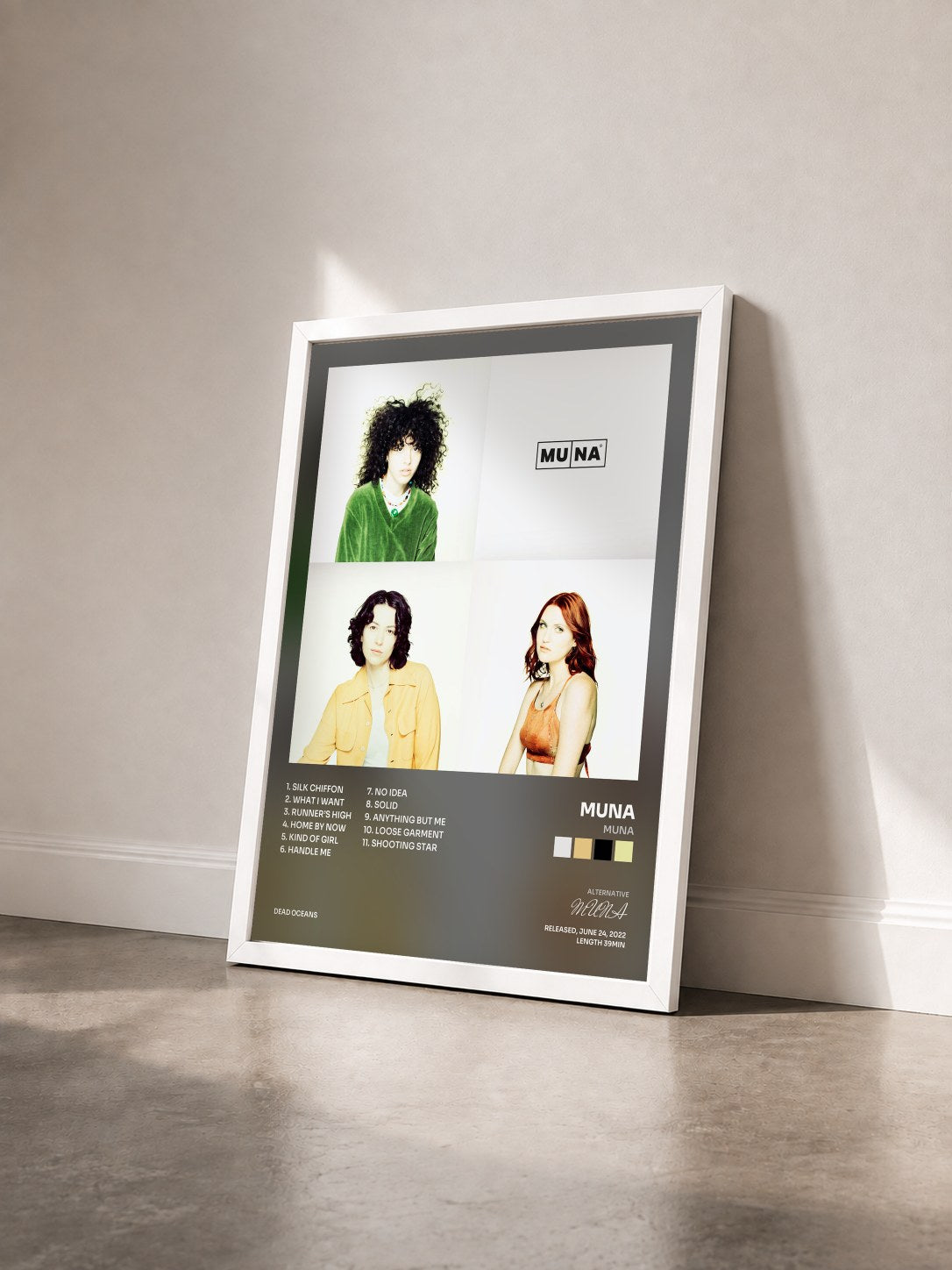 #blanc Tableau de l'album MUNA de MUNA vu de trois quarts, cadre blanc