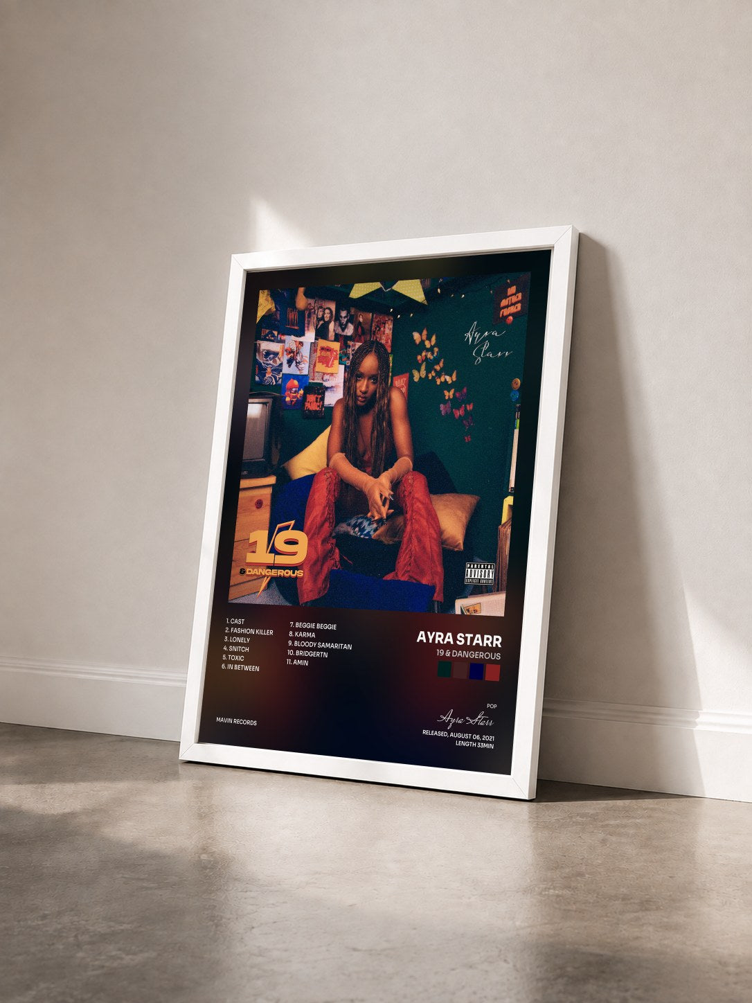 #blanc Tableau de l'album 19 & Dangerous de Ayra Starr vu de trois quarts, cadre blanc