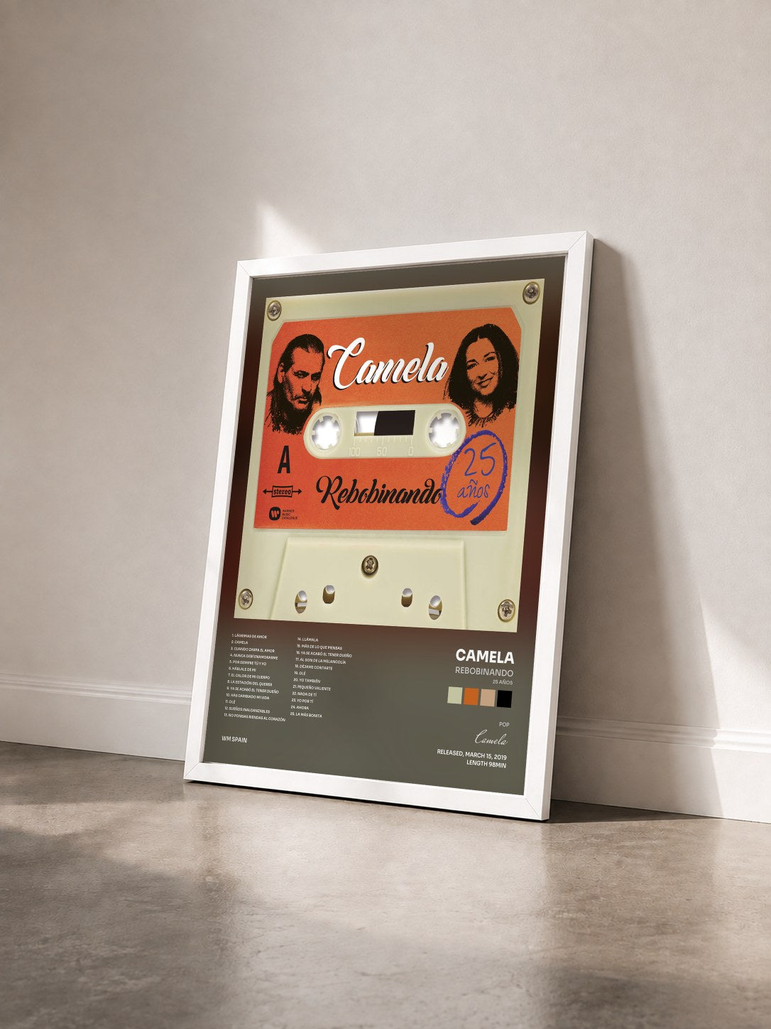 #blanc Tableau de l'album Rebobinando (25 Años) de Camela vu de trois quarts, cadre blanc