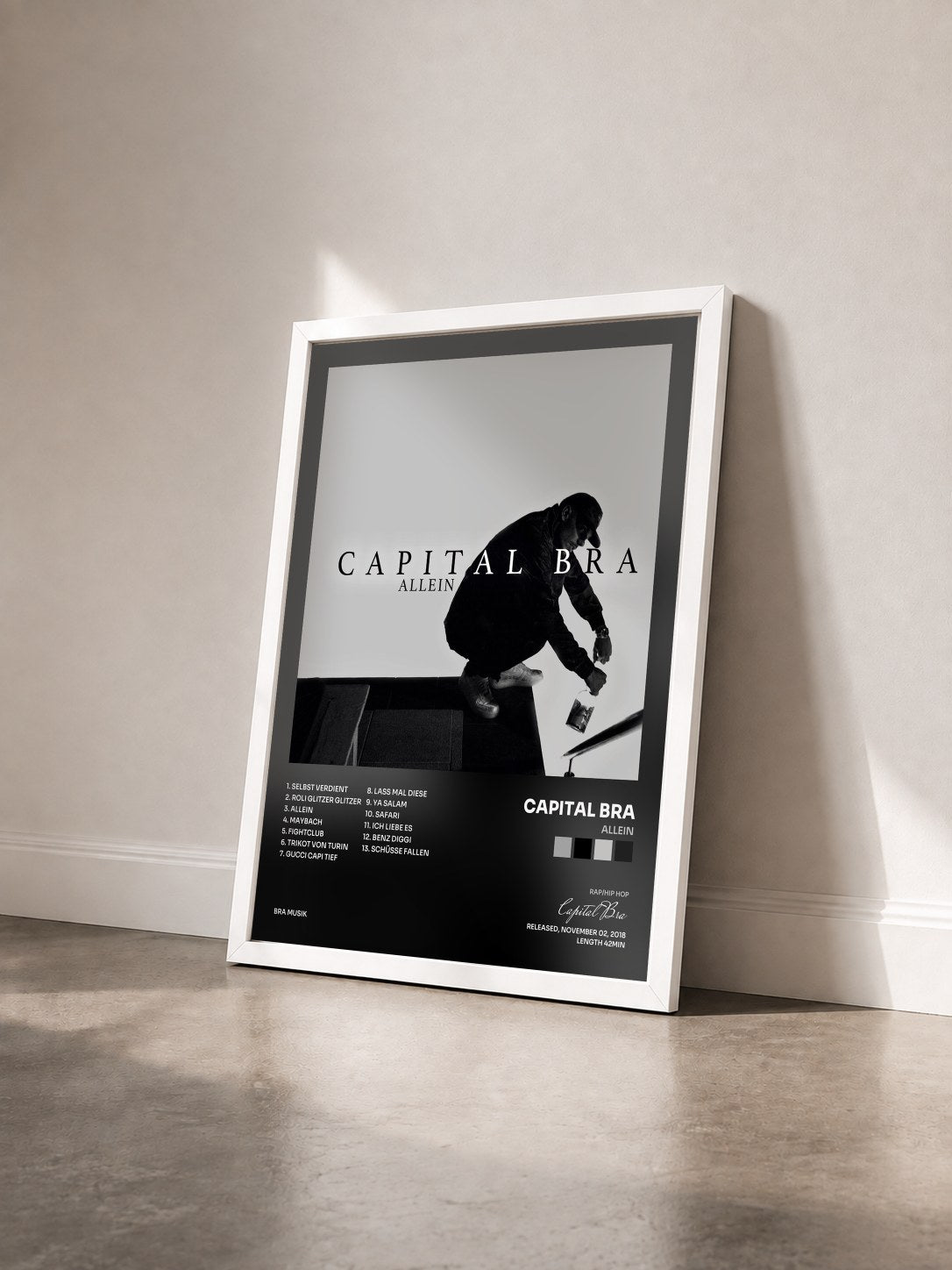 #blanc Tableau de l'album Allein de Capital Bra vu de trois quarts, cadre blanc