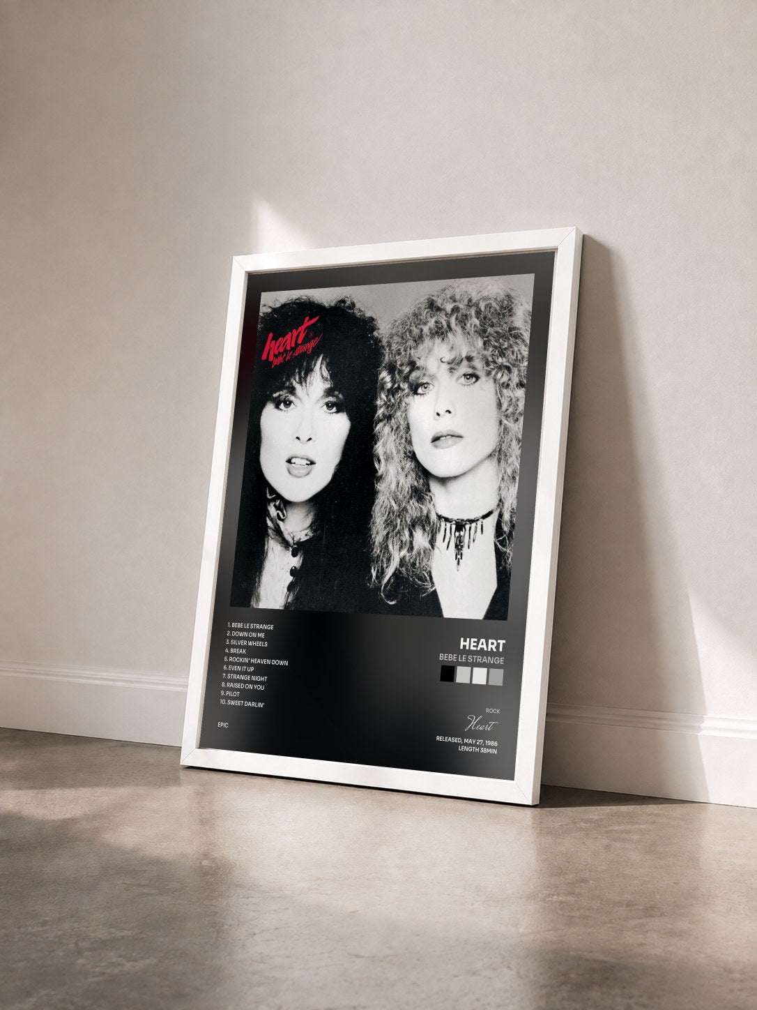 #blanc Tableau de l'album Bebe Le Strange de Heart vu de trois quarts, cadre blanc