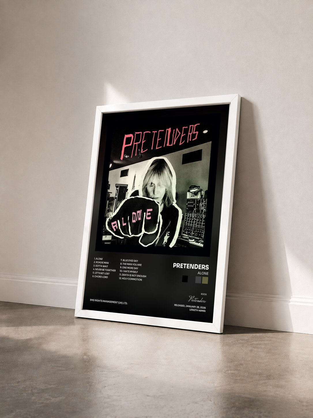 #blanc Tableau de l'album Alone de Pretenders vu de trois quarts, cadre blanc