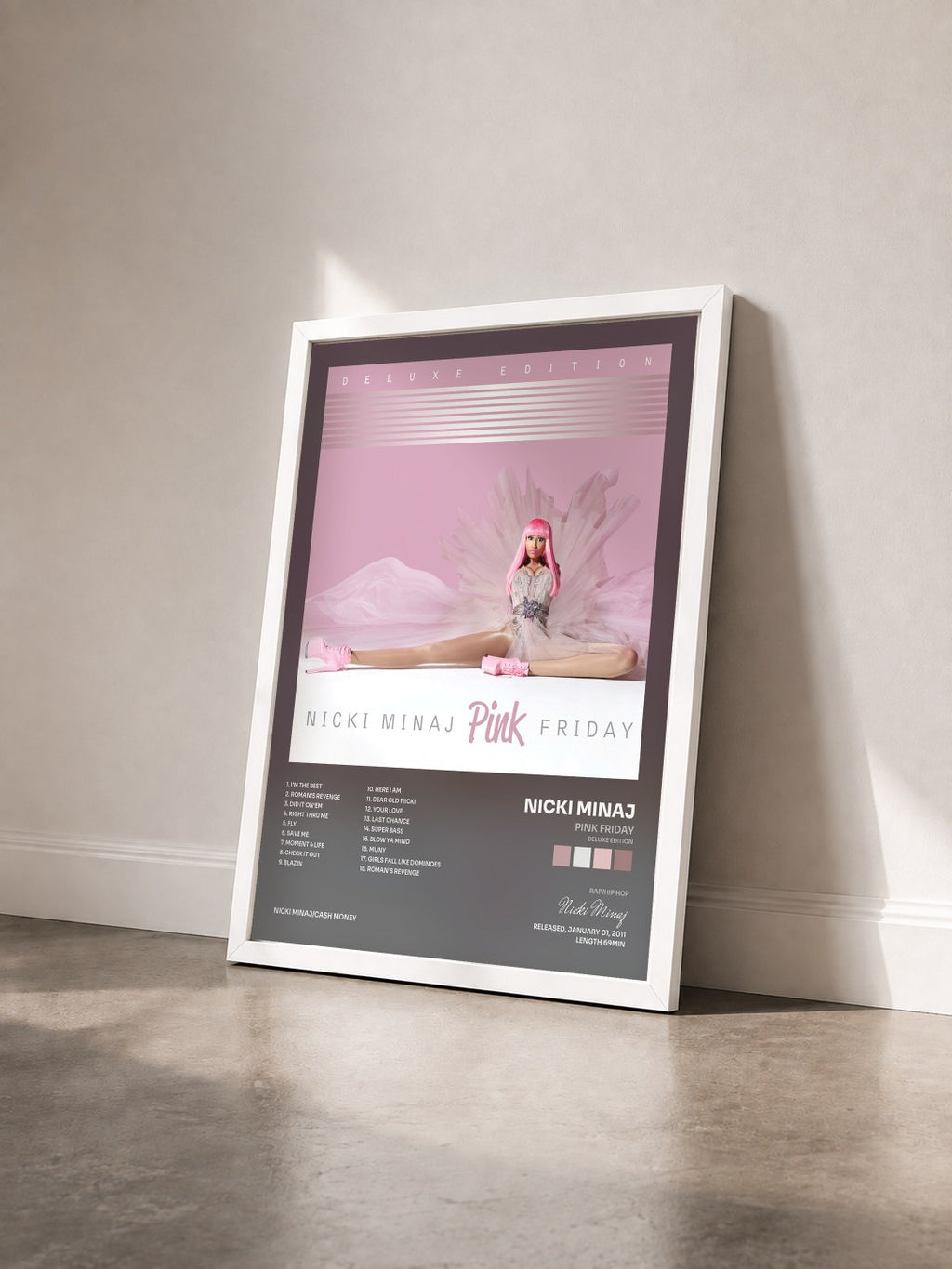 #blanc Tableau de l'album Pink Friday (Deluxe Edition) de Nicki Minaj vu de trois quarts, cadre blanc