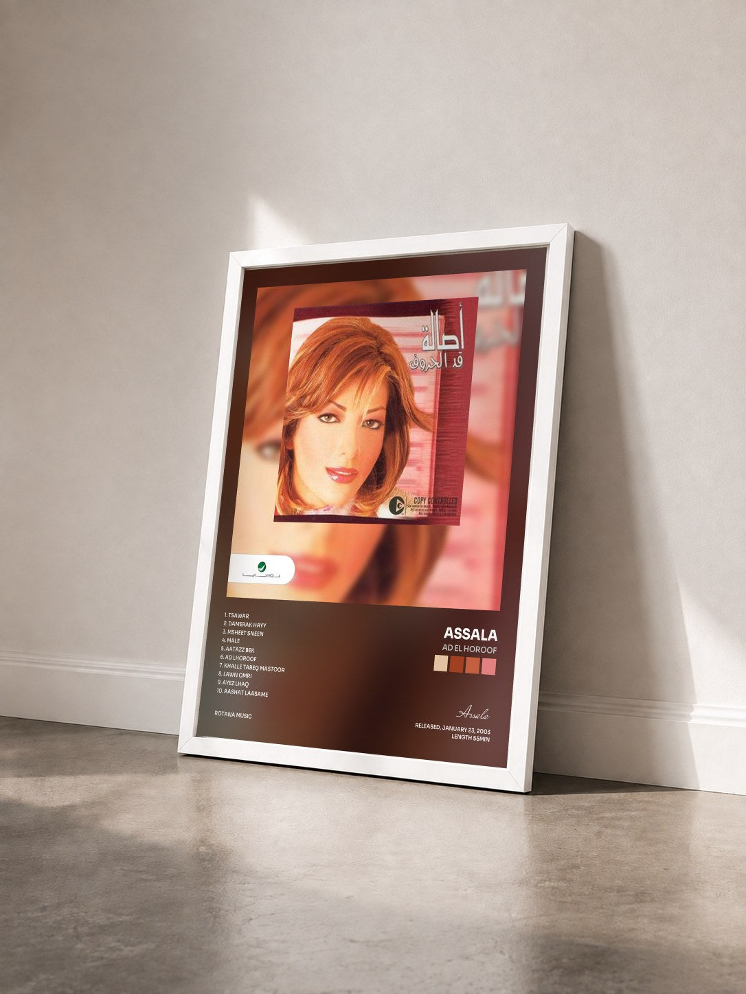 #blanc Tableau de l'album Ad El Horoof de Assala vu de trois quarts, cadre blanc