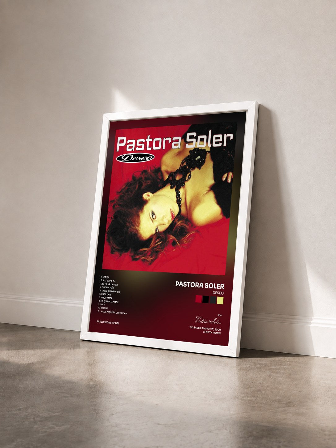#blanc Tableau de l'album Deseo de Pastora Soler vu de trois quarts, cadre blanc