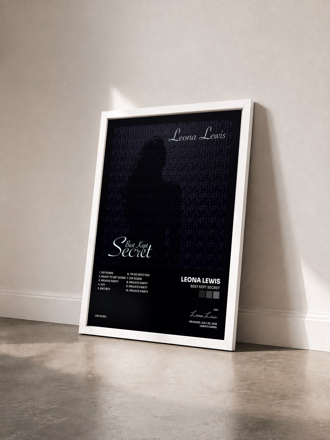 #blanc Tableau de l'album Best Kept Secret de Leona Lewis vu de trois quarts, cadre blanc