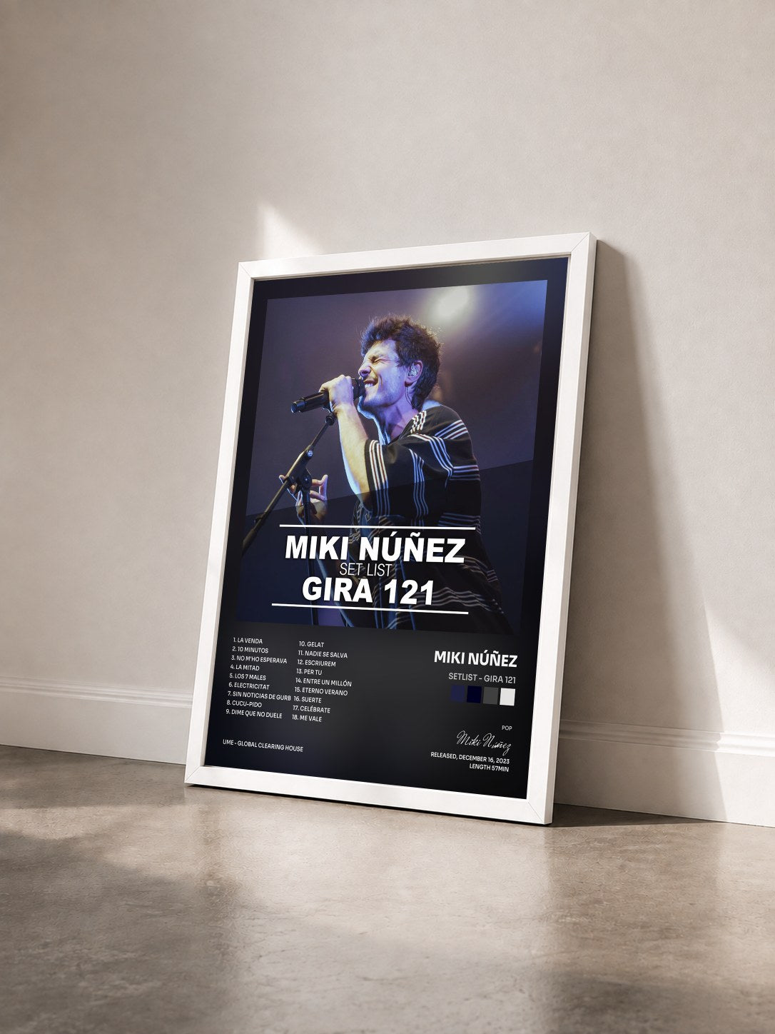 #blanc Tableau de l'album Setlist - Gira 121 de Miki Núñez vu de trois quarts, cadre blanc