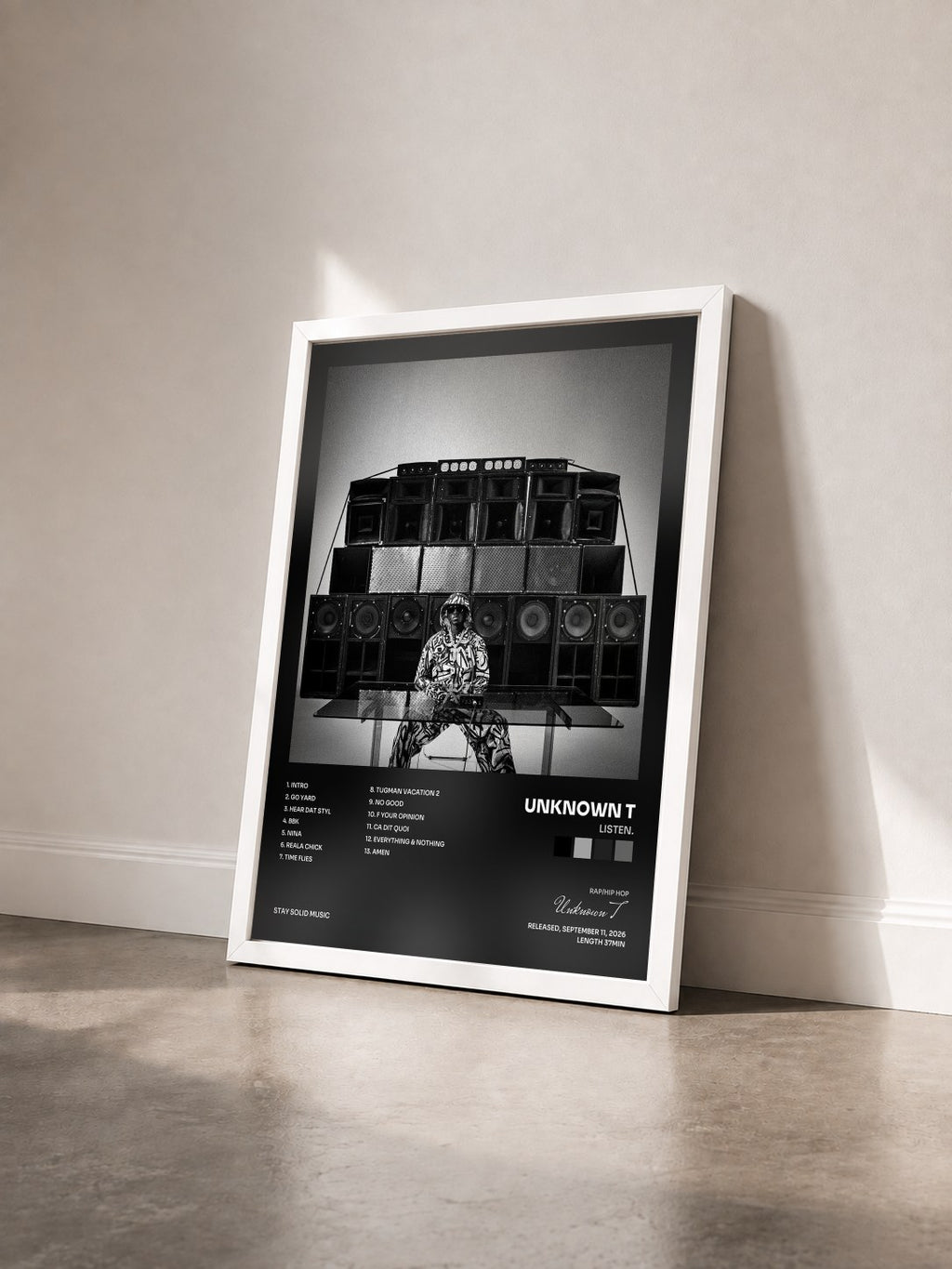 #blanc Tableau de l'album LISTEN. de Unknown T vu de trois quarts, cadre blanc