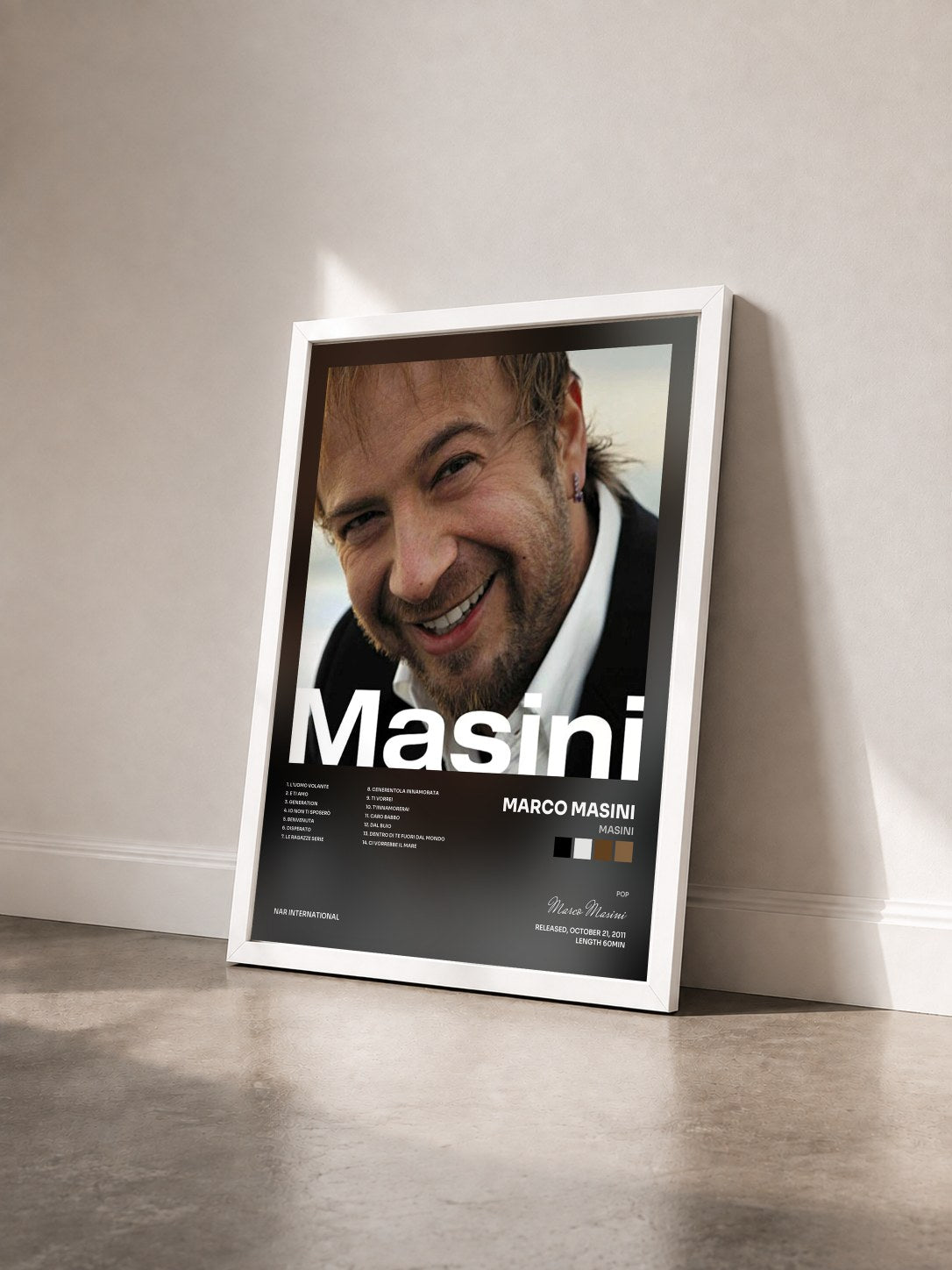 #blanc Tableau de l'album Masini de Marco Masini vu de trois quarts, cadre blanc