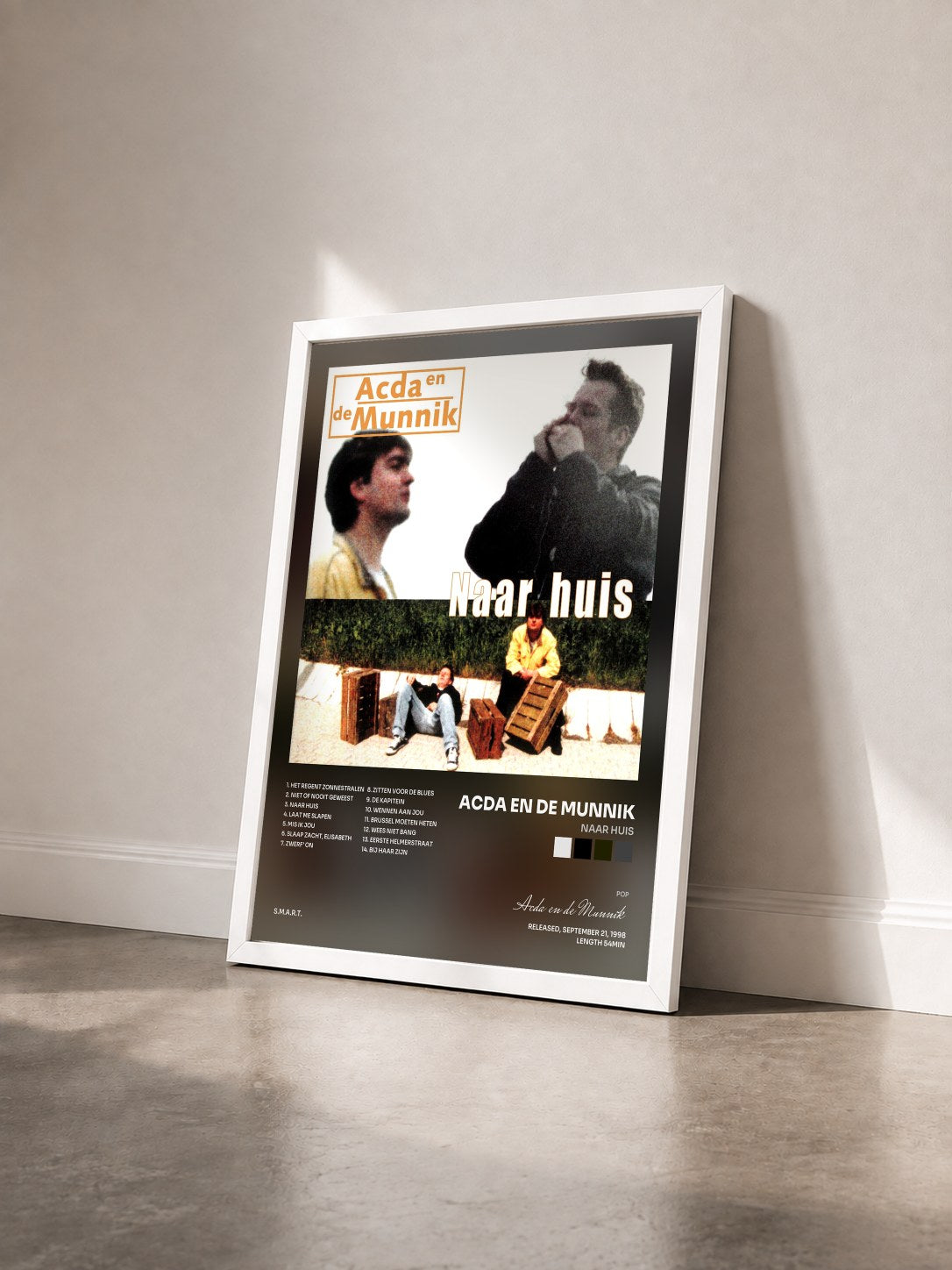 #blanc Tableau de l'album Naar Huis de Acda en de Munnik vu de trois quarts, cadre blanc