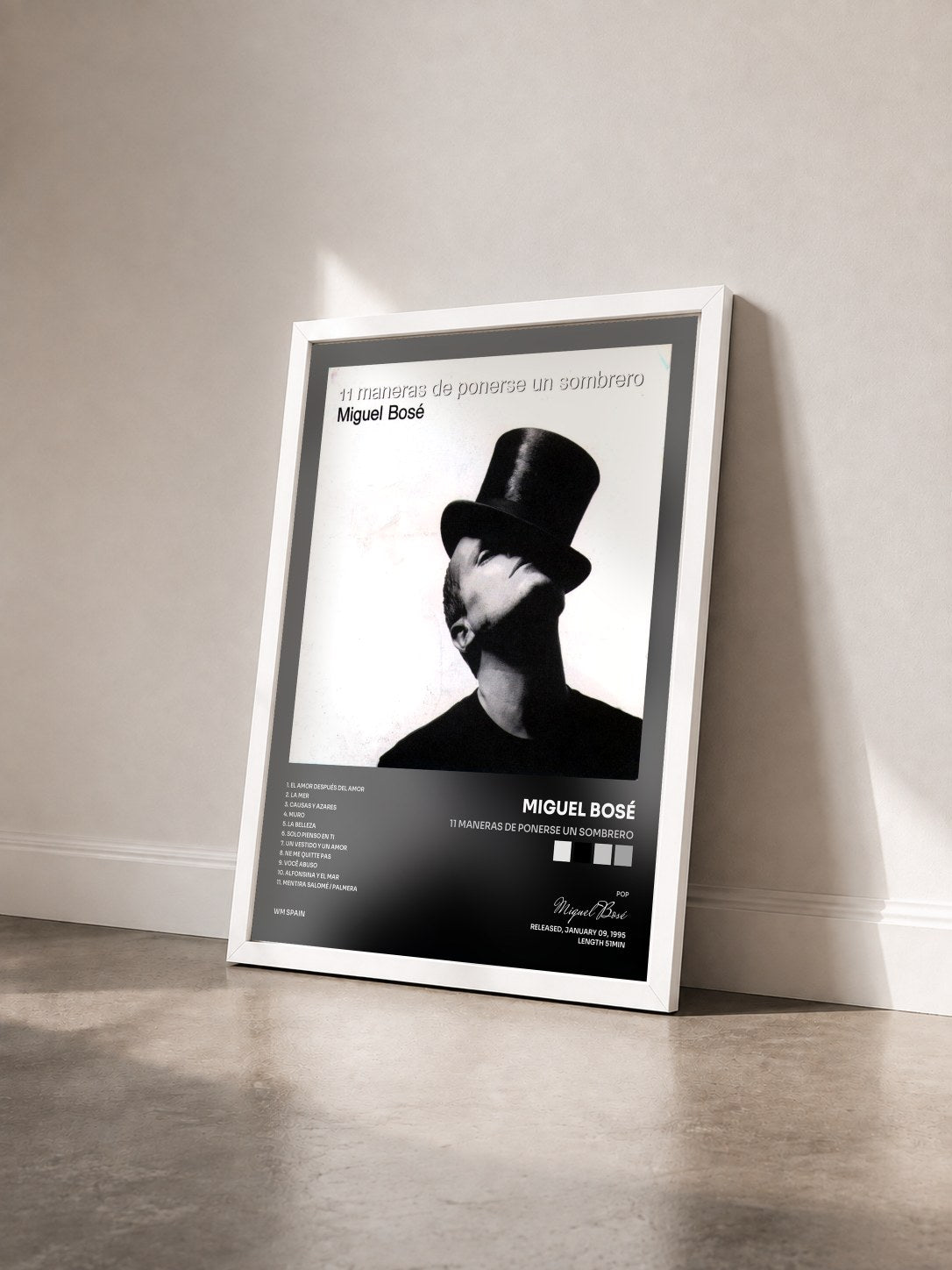 #blanc Tableau de l'album 11 Maneras De Ponerse Un Sombrero de Miguel Bosé vu de trois quarts, cadre blanc