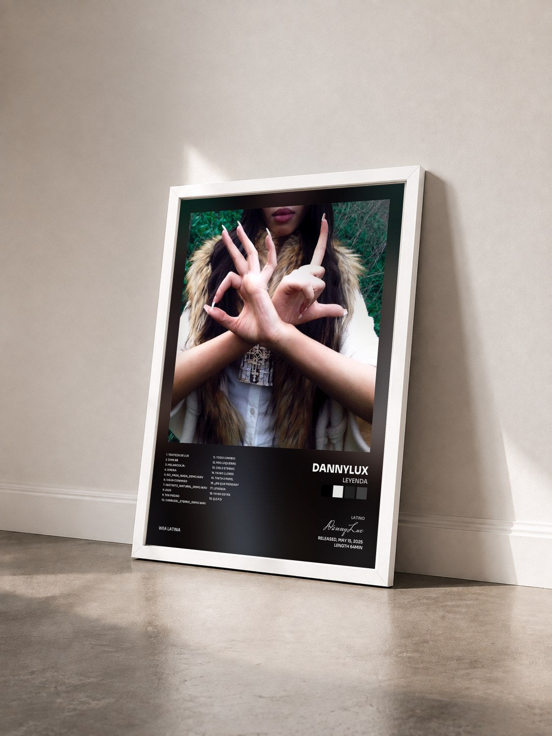 #blanc Tableau de l'album LEYENDA de DannyLux vu de trois quarts, cadre blanc