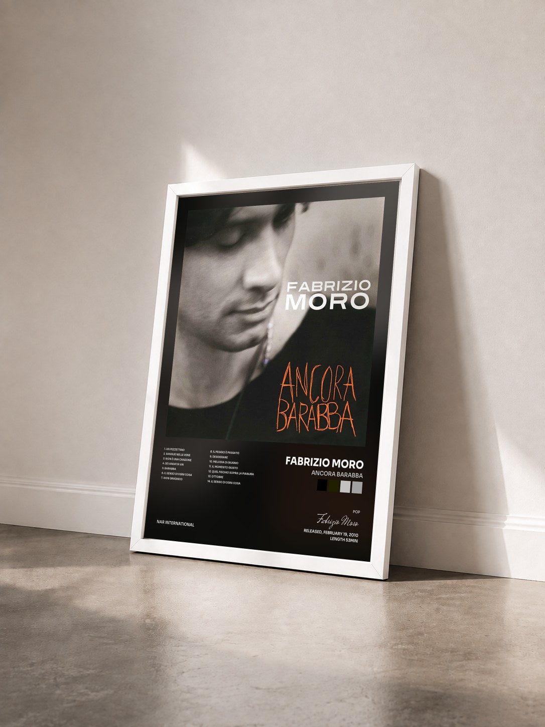 #blanc Tableau de l'album Ancora barabba de Fabrizio Moro vu de trois quarts, cadre blanc