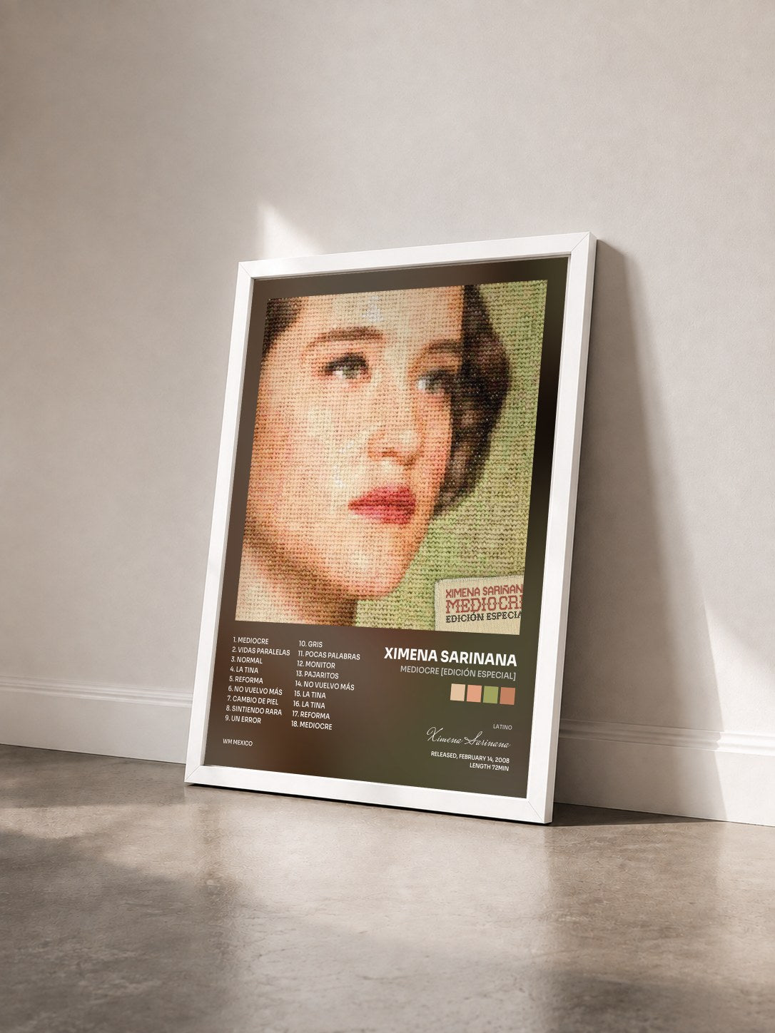#blanc Tableau de l'album Mediocre [Edición Especial] de Ximena Sarinana vu de trois quarts, cadre blanc