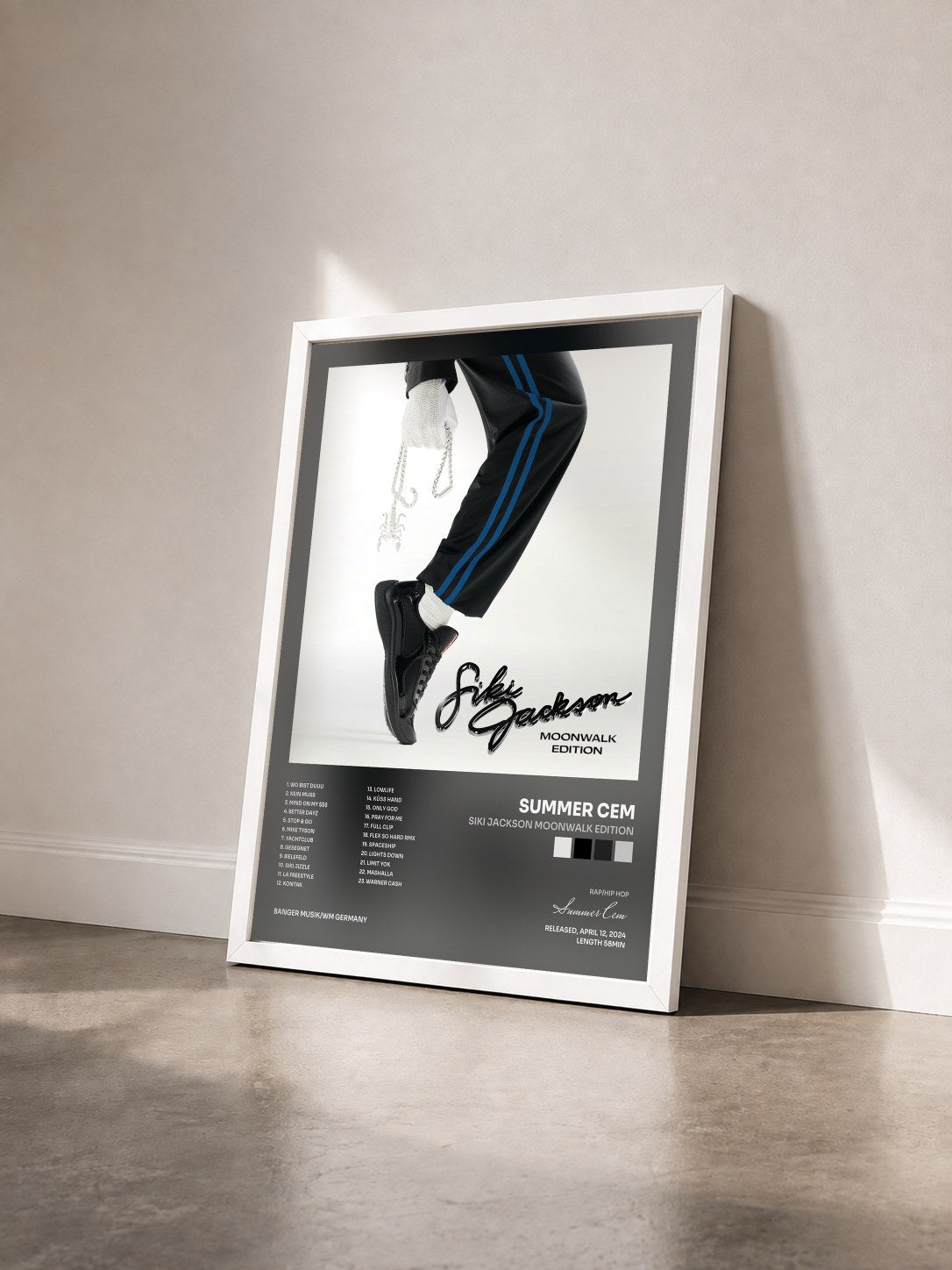 #blanc Tableau de l'album SIKI JACKSON MOONWALK EDITION de Summer Cem vu de trois quarts, cadre blanc