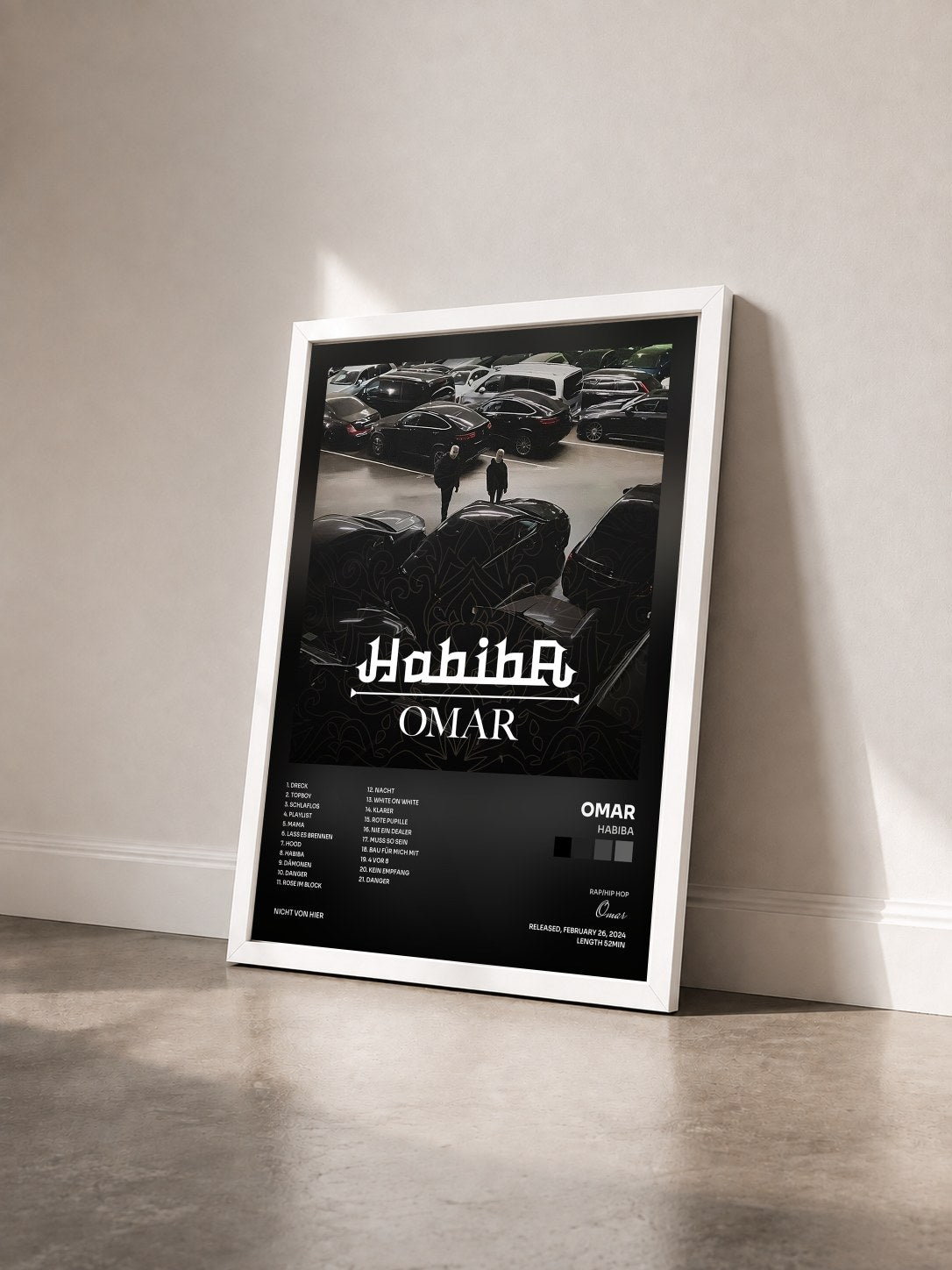 #blanc Tableau de l'album HABIBA de Omar vu de trois quarts, cadre blanc