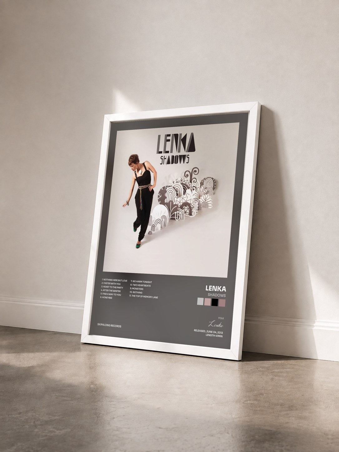 #blanc Tableau de l'album Shadows de Lenka vu de trois quarts, cadre blanc