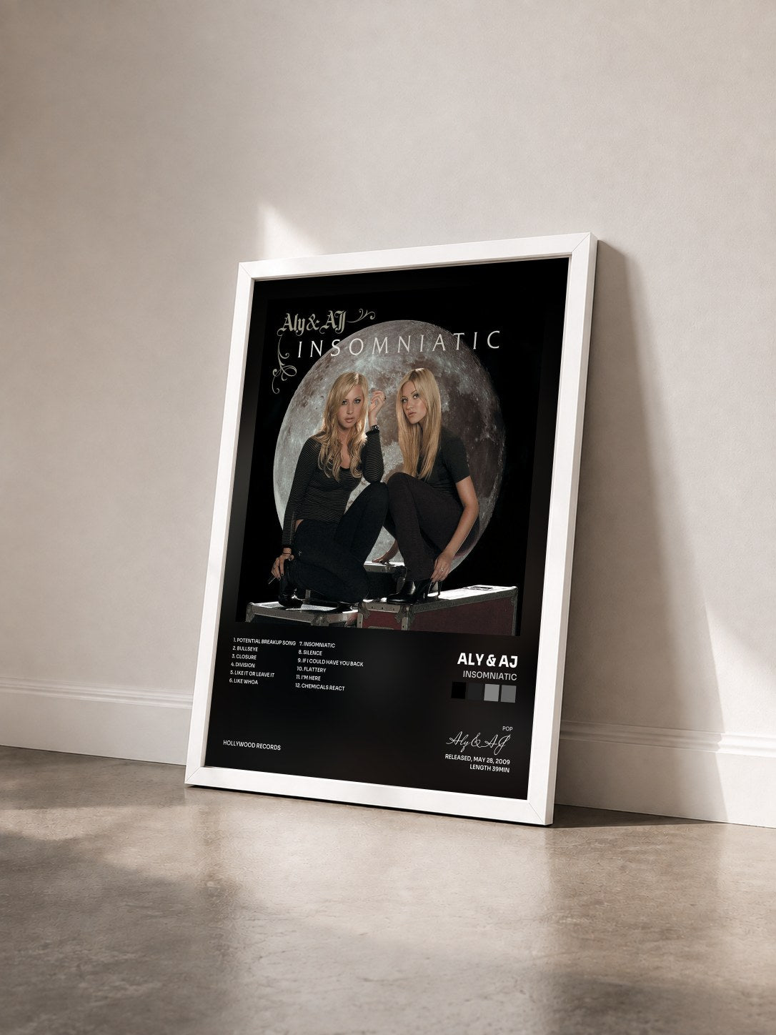 #blanc Tableau de l'album Insomniatic de Aly & AJ vu de trois quarts, cadre blanc