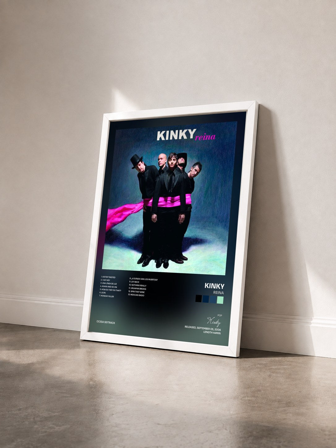 #blanc Tableau de l'album Reina de Kinky vu de trois quarts, cadre blanc