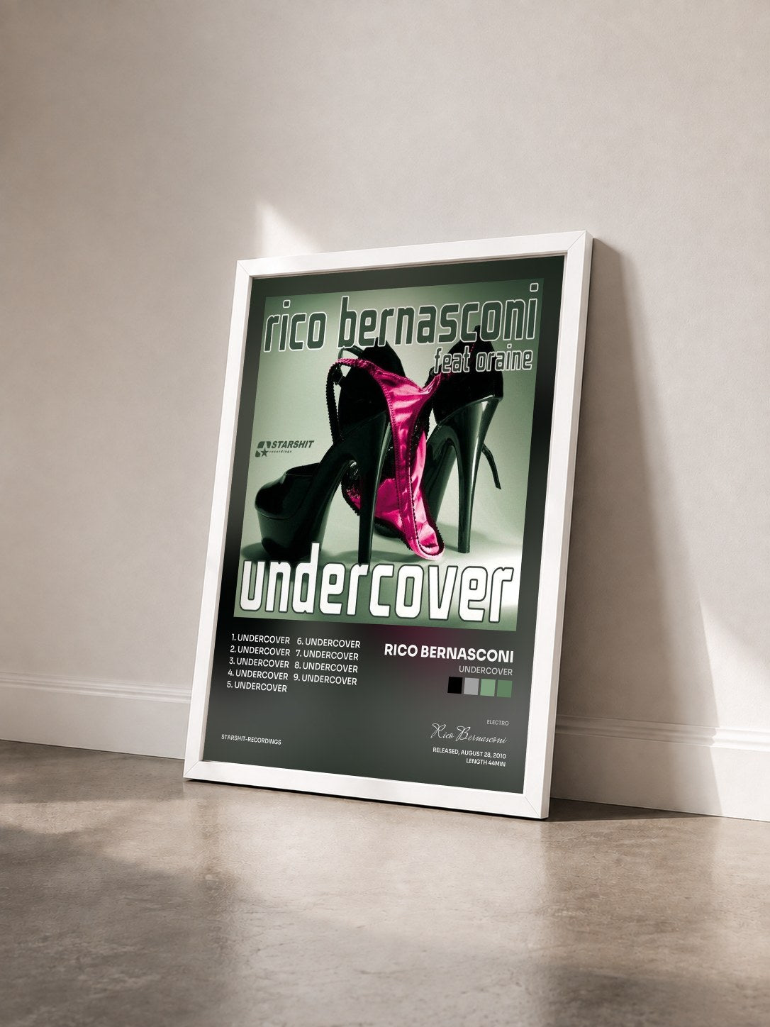 #blanc Tableau de l'album Undercover de Rico Bernasconi vu de trois quarts, cadre blanc