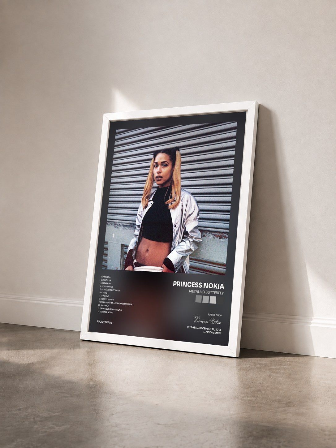 #blanc Tableau de l'album Metallic Butterfly de Princess Nokia vu de trois quarts, cadre blanc