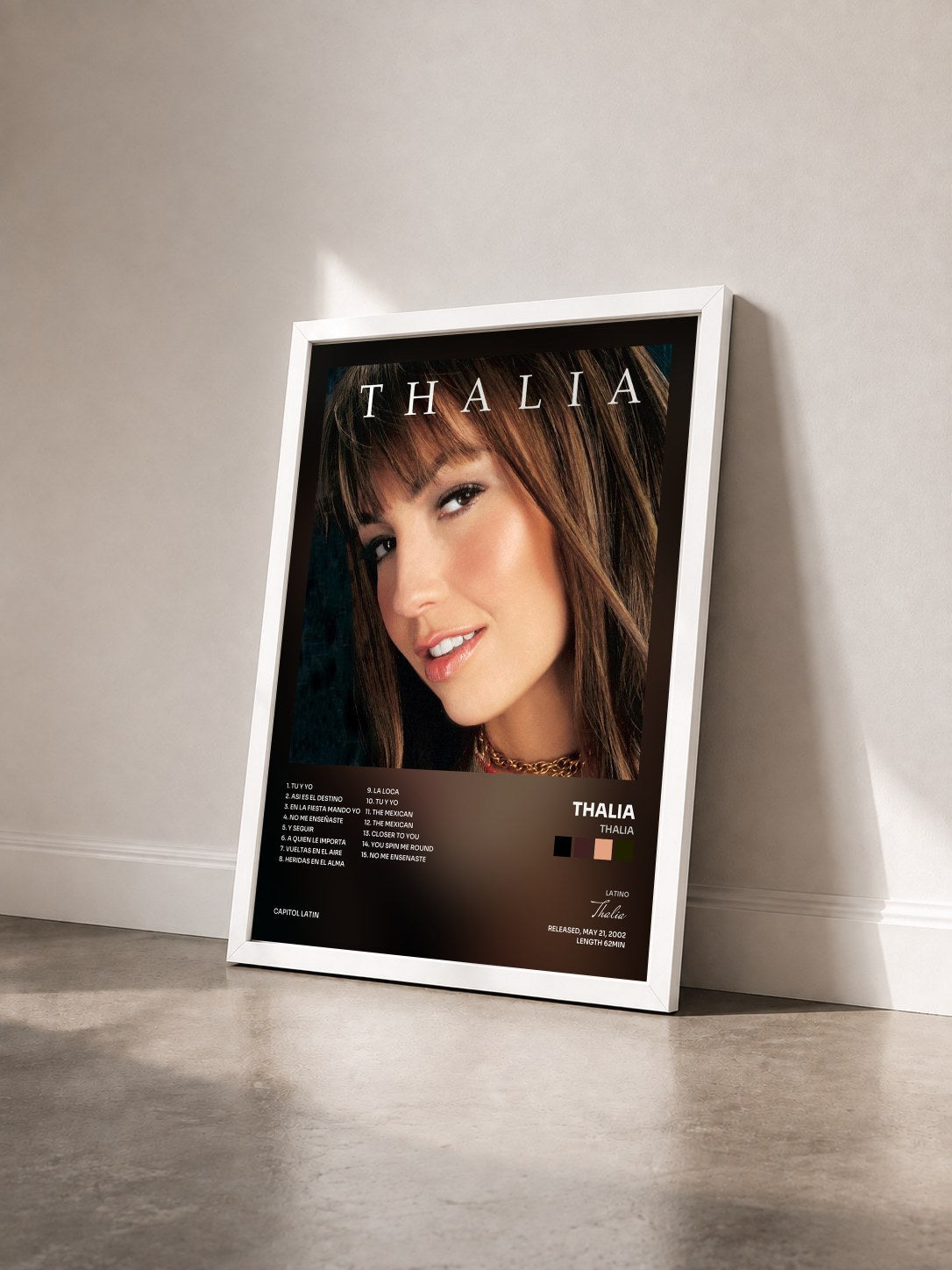 #blanc Tableau de l'album Thalia de Thalia vu de trois quarts, cadre blanc