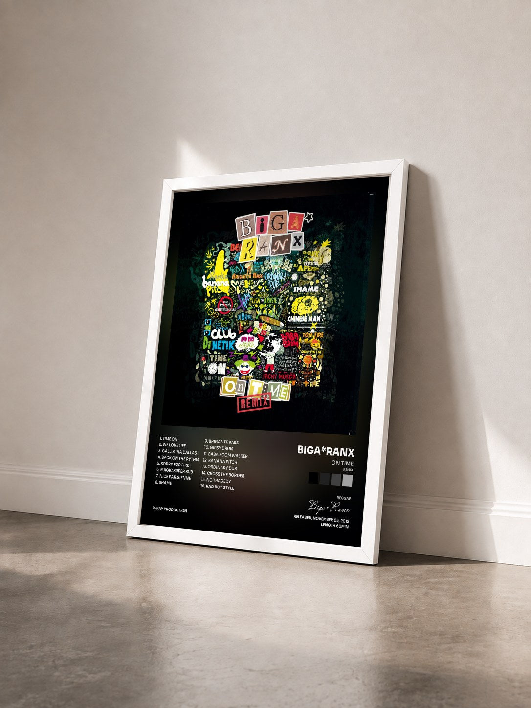 #blanc Tableau de l'album On Time (Remix) de Biga*Ranx vu de trois quarts, cadre blanc