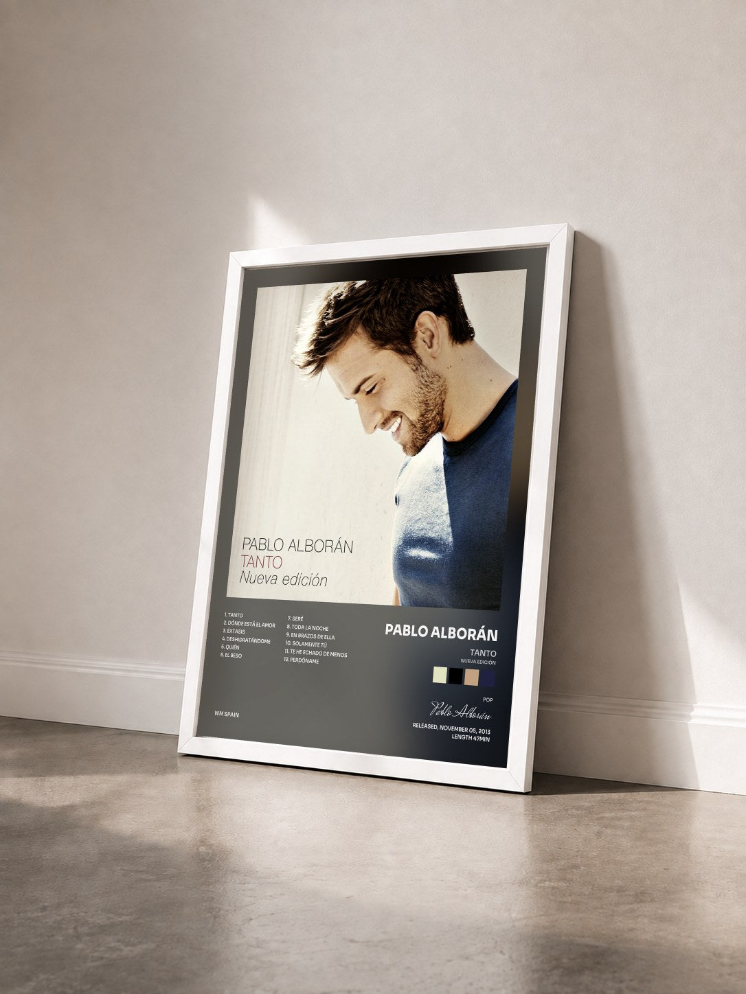 #blanc Tableau de l'album Tanto (Nueva edición) de Pablo Alborán vu de trois quarts, cadre blanc