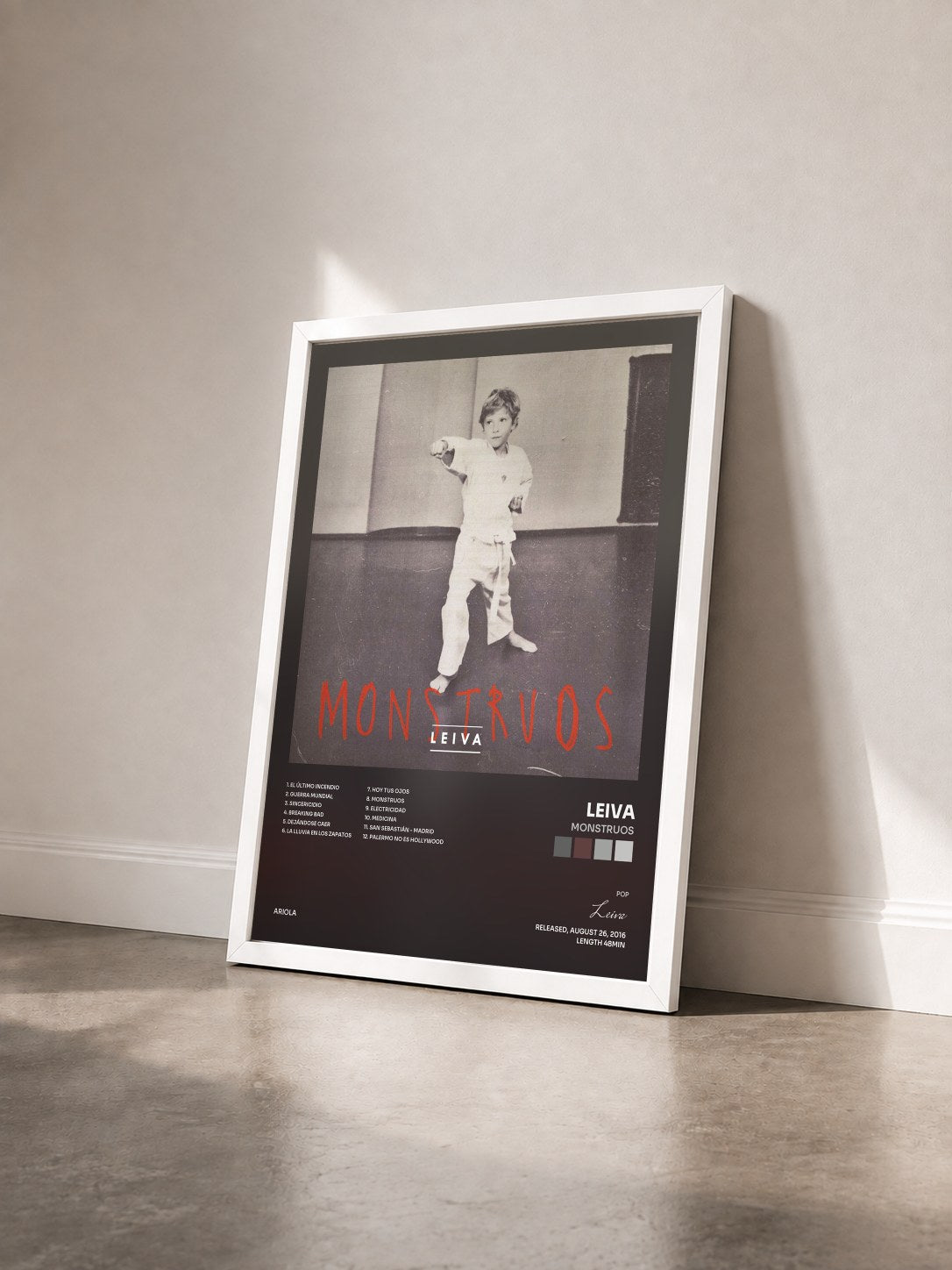 #blanc Tableau de l'album Monstruos de Leiva vu de trois quarts, cadre blanc