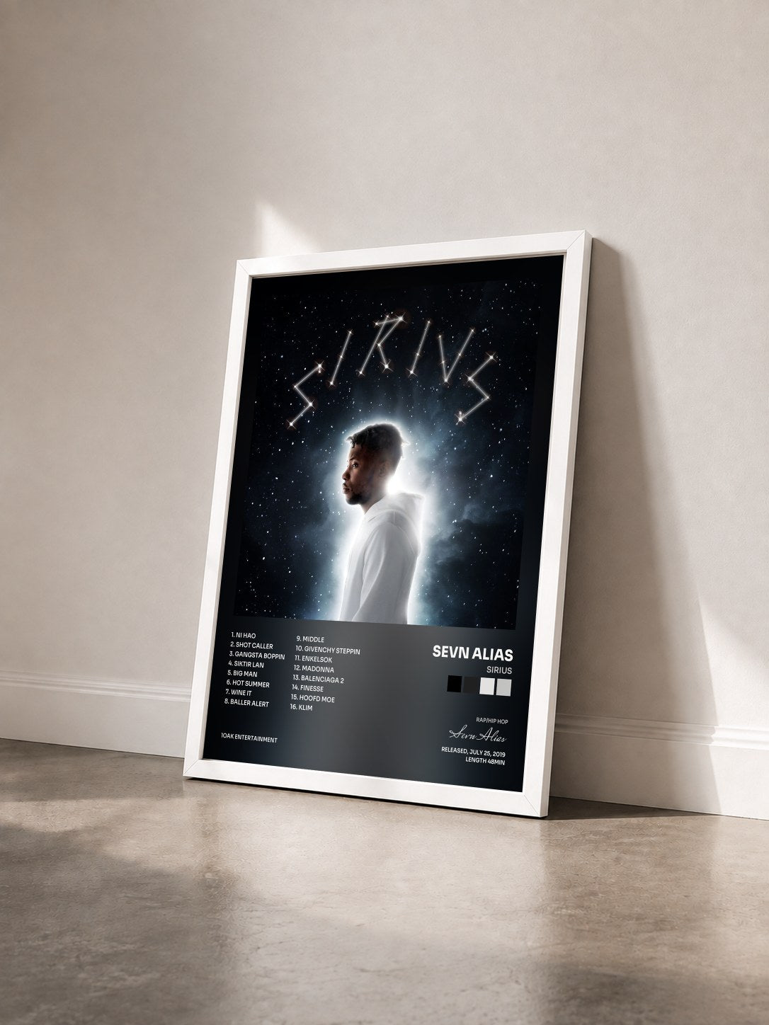 #blanc Tableau de l'album SIRIUS de Sevn Alias vu de trois quarts, cadre blanc